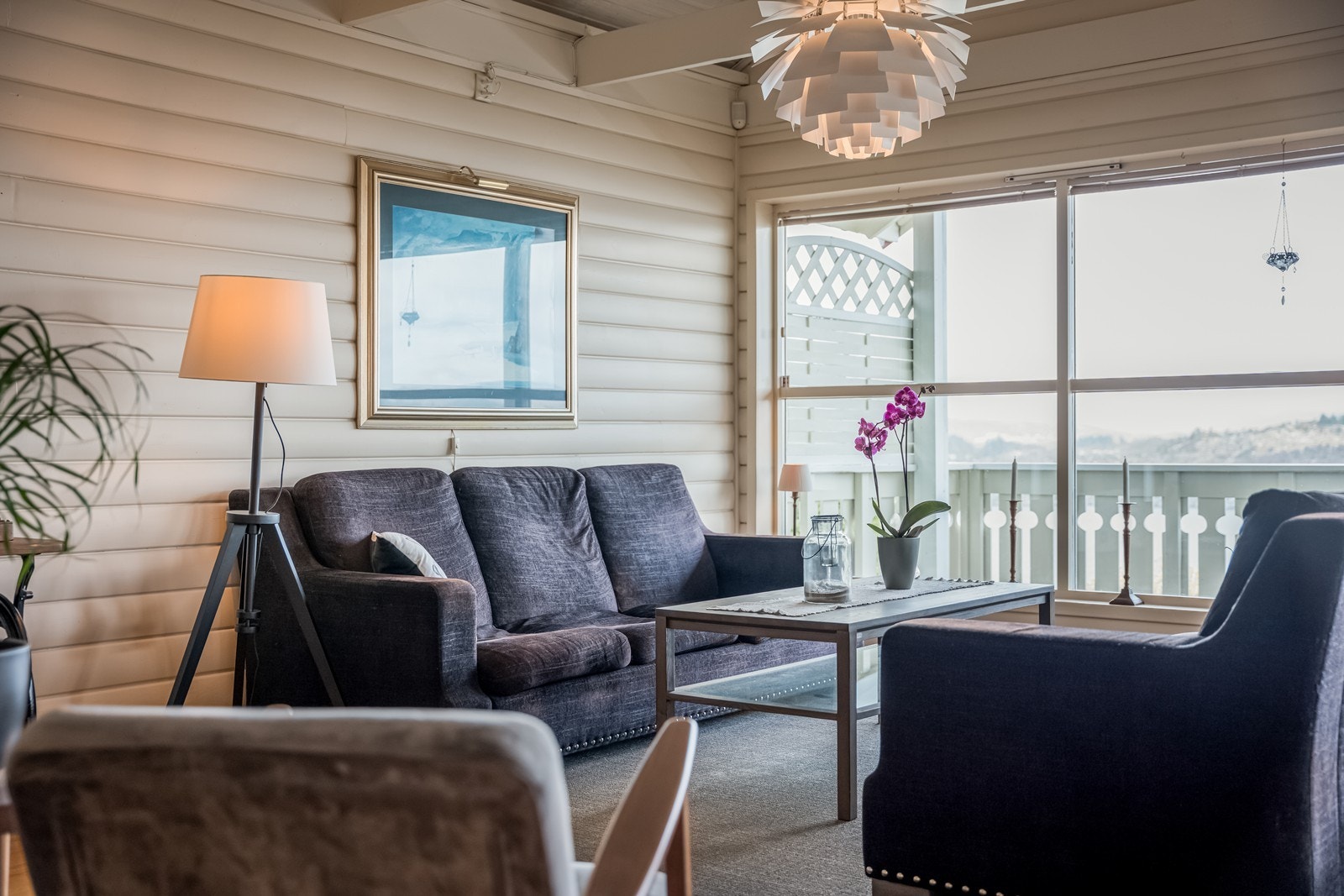 Trapp opp til stue med trapp videre opp til loft. Det er lakket en stavs furgulv og malt tapet på vegger. Varmepumpe og vedovn i kleberstein. Åpen løsning og svært god takhøyde opp til hems/loft. Galleribilde