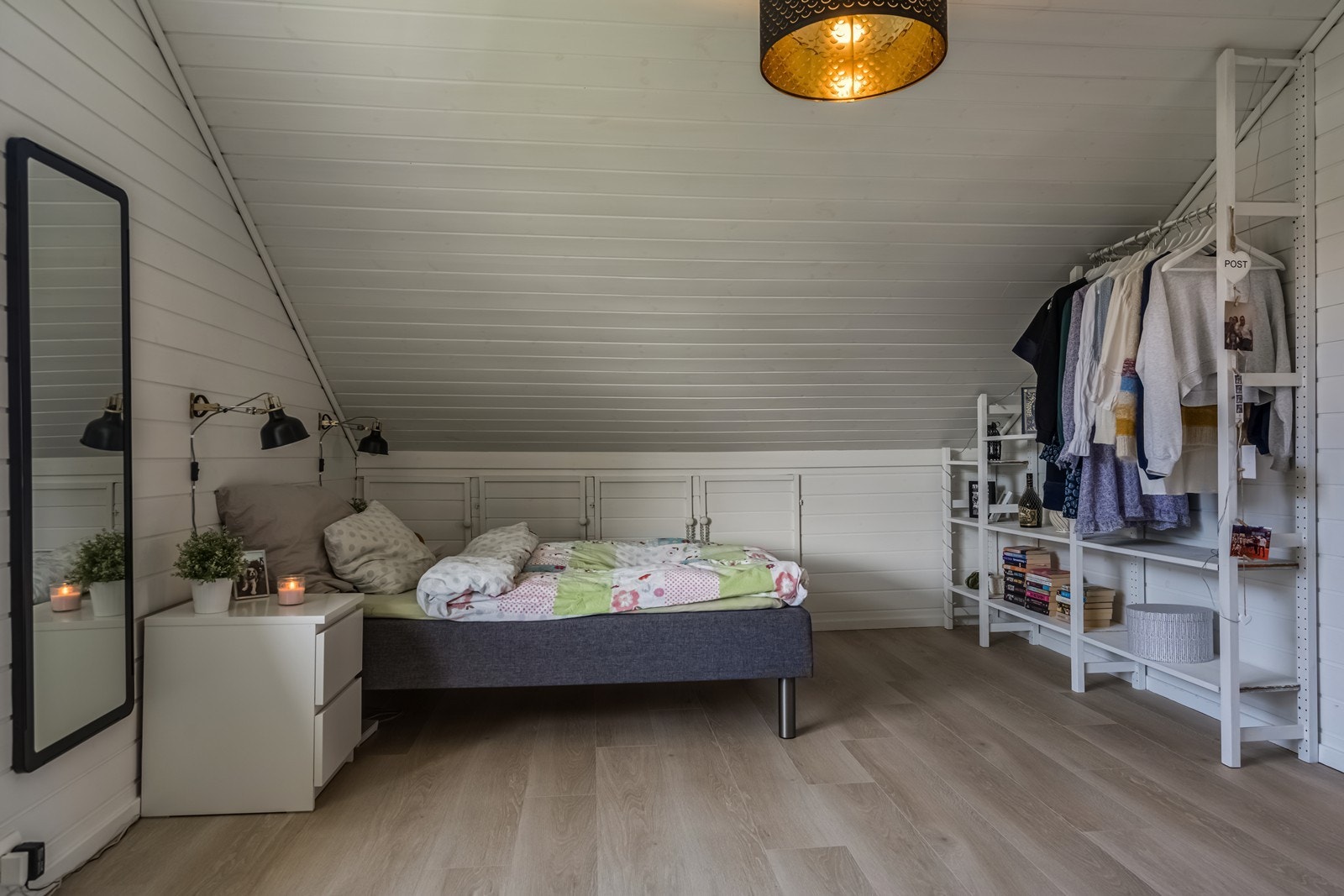 Dobbelt soverom med en stavs parkett på gulv, gode kott med fem skapdører inn til kottene. Malt panel på vegger og i tak samt utsikt til egen hage. Galleribilde