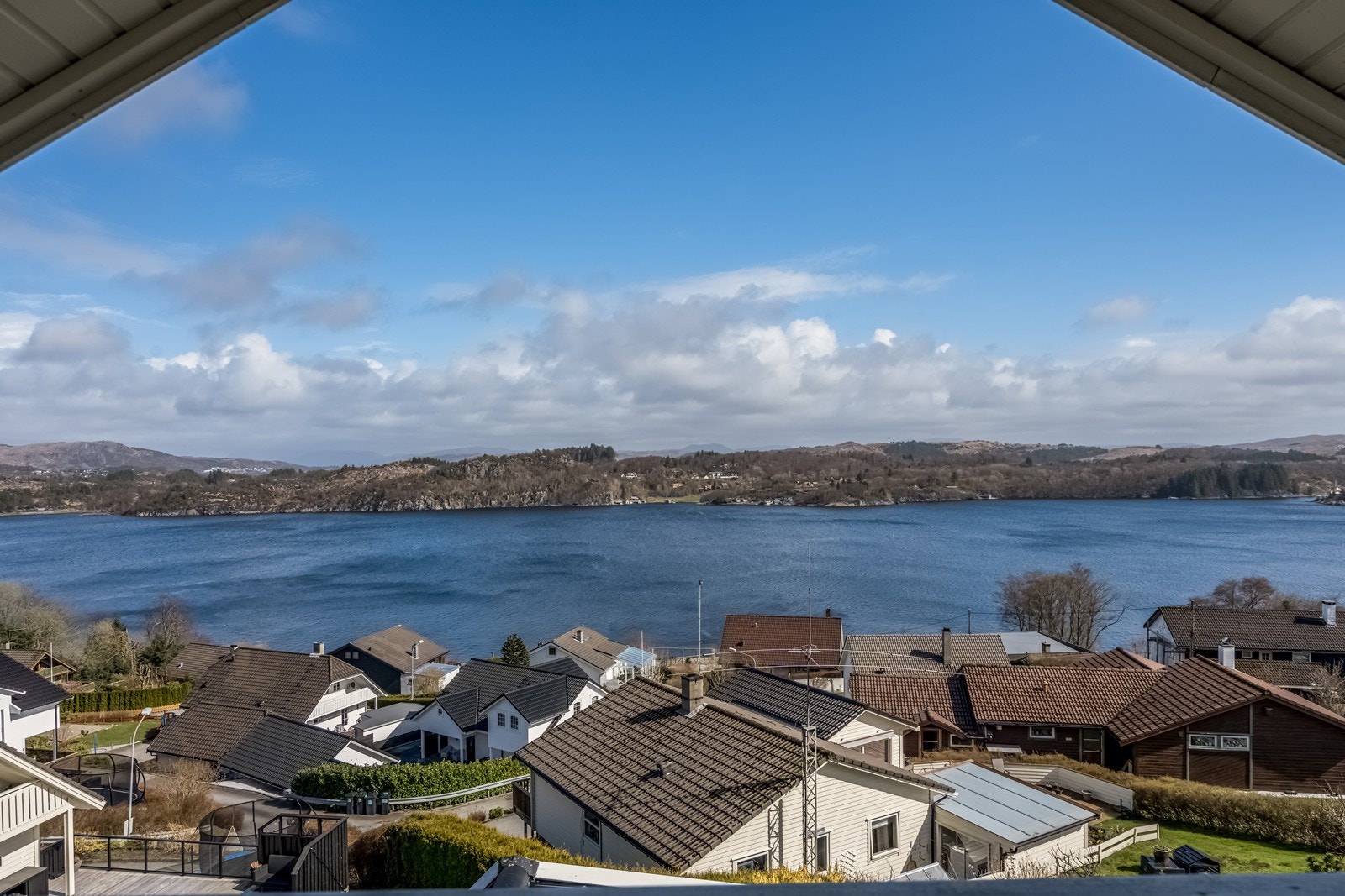 Loftstue med utgang via doble dører til overbygget balkong skjermet for både vind og innsyn samt har nydelig og vidstrakt utsikt. Galleribilde
