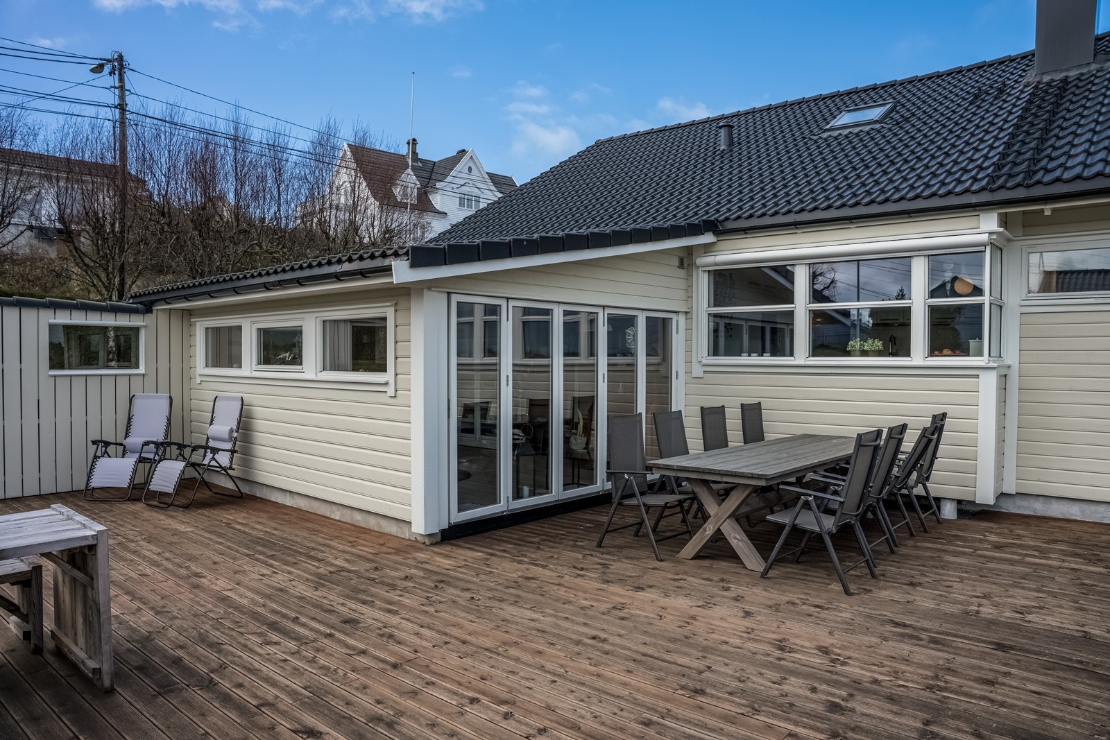 Terrassen er svært romslig, har adkomst til hage gjennom skillevegg mot vest og trapp ned til nederste hagestue nummer to og nederste terrassenivå. Plass til flere langbord her. Galleribilde