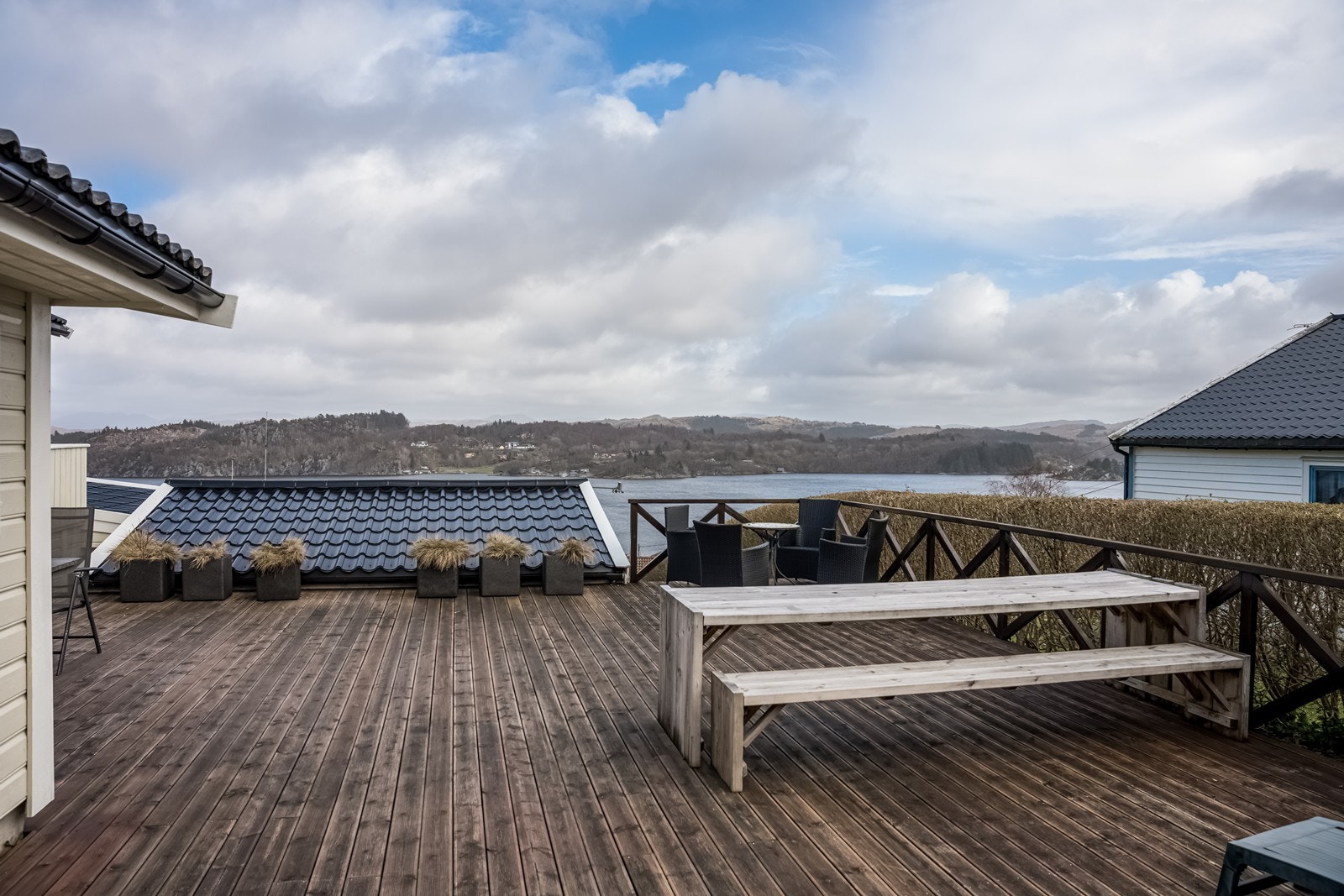 Terrassen er svært romslig, har adkomst til hage gjennom skillevegg mot vest og trapp ned til nederste hagestue nummer to og nederste terrassenivå. Plass til flere langbord her. Galleribilde