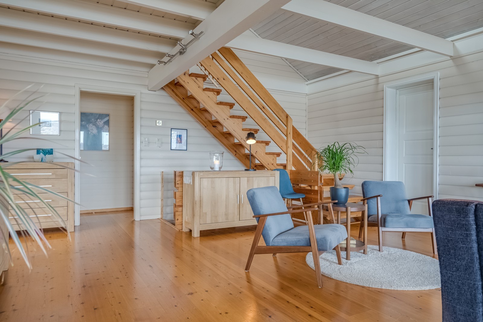 Trapp opp til stue med trapp videre opp til loft. Galleribilde