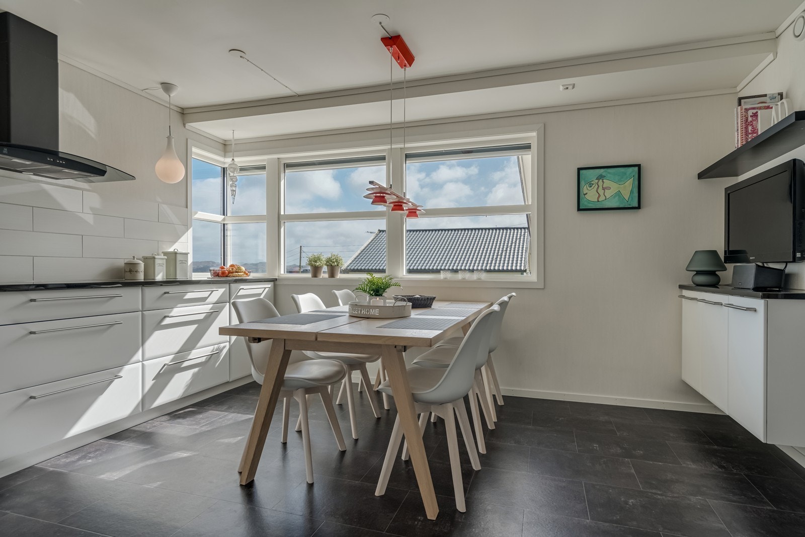 God spiseplass med flott utsikt på fjorden samt inn til egen terrasse. Galleribilde