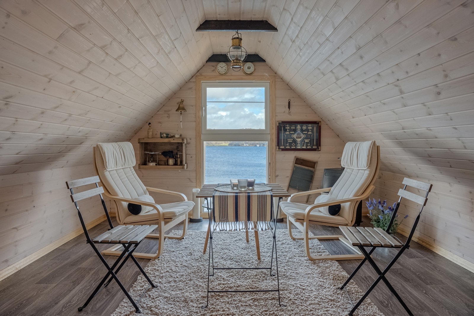 Naust bygget i 2010. Det er inngang fra baksiden til bøteloft som er innredet med hvitglasert panel på vegger, furugulv, to rom i bakkant hvor det ene rommet er lager og det andre et stellerom. Galleribilde