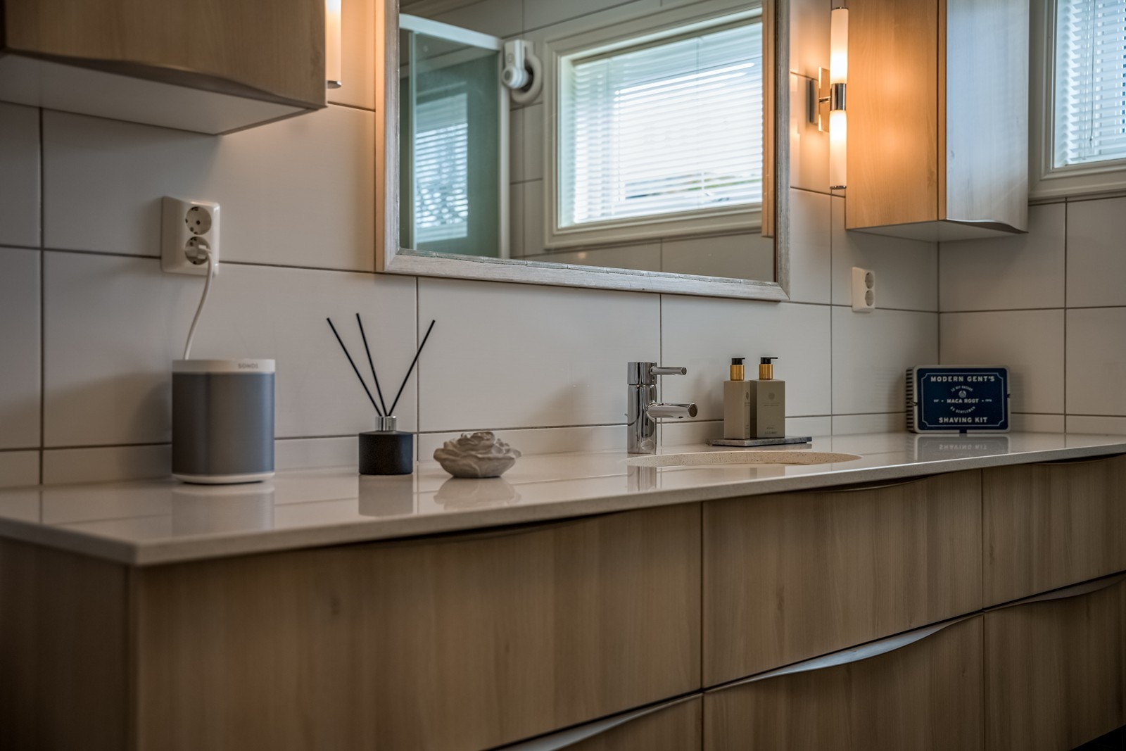 Samsonite benkeplate fra Skattkjær med underlimt vask, seks underskuffer, stor benkeplate, stort speil og belysning samt et ekstra skap med seks skapdører. Galleribilde