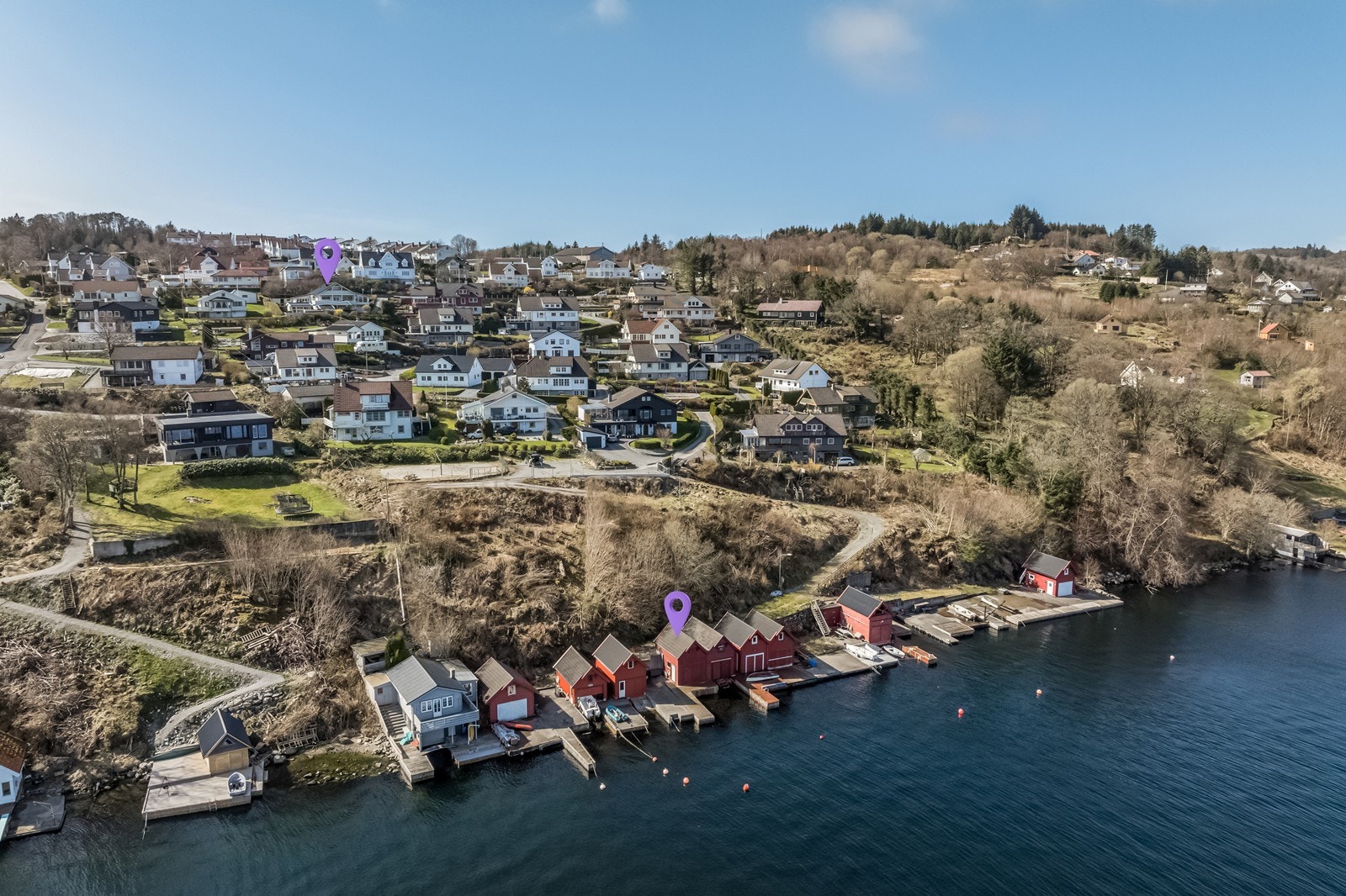 Naust m/ inngang fra baksiden til bøteloft som er innredet med to rom i hvor det ene rommet er lager og det andre et stellerom.
Underetasjen har tregulv i flukt med brygga foran naustet. Delvis felles trebrygge med naboen som strekker seg utover sjøen. Galleribilde