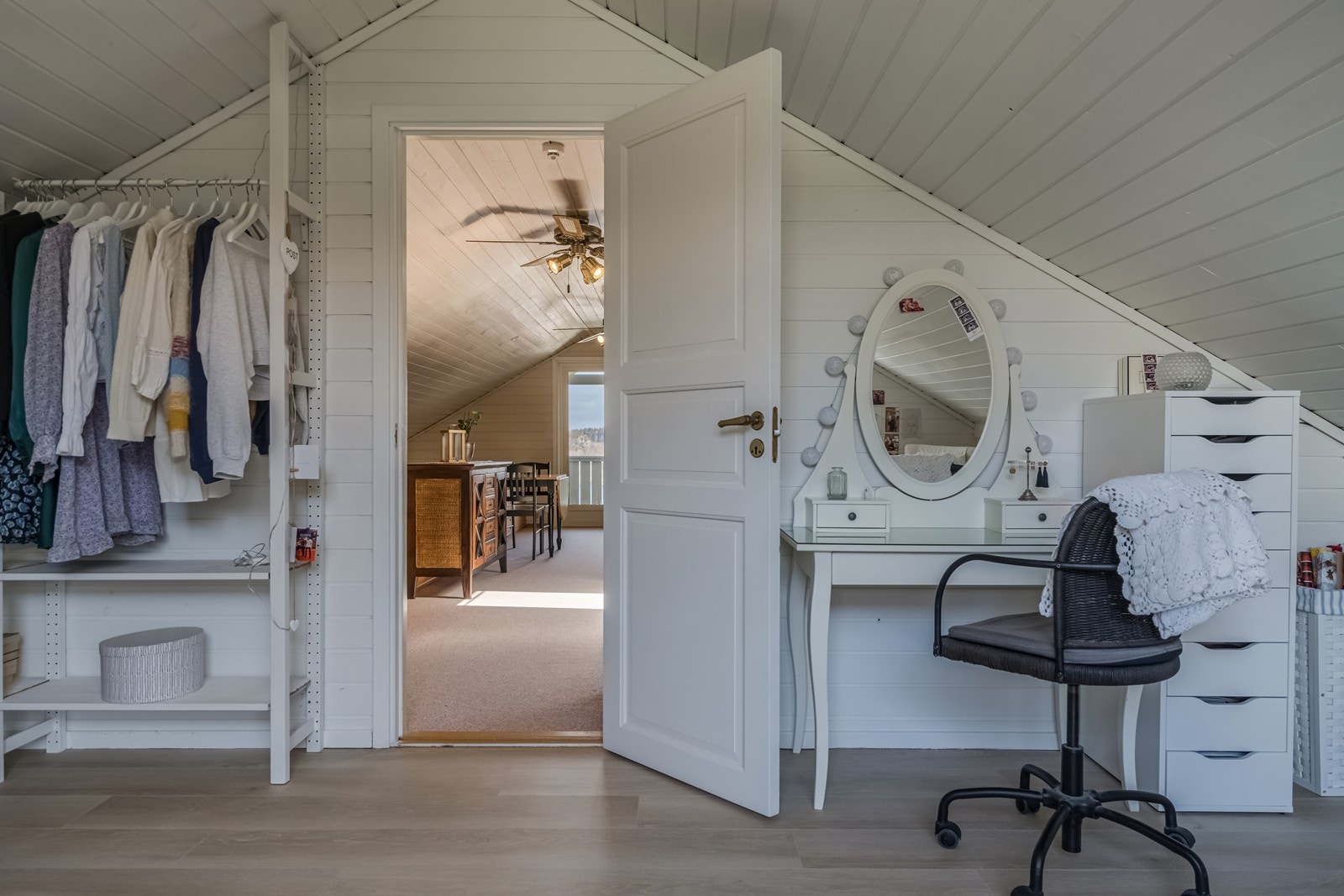 Dobbelt soverom med en stavs parkett på gulv, gode kott med fem skapdører inn til kottene. Malt panel på vegger og i tak samt utsikt til egen hage. Galleribilde