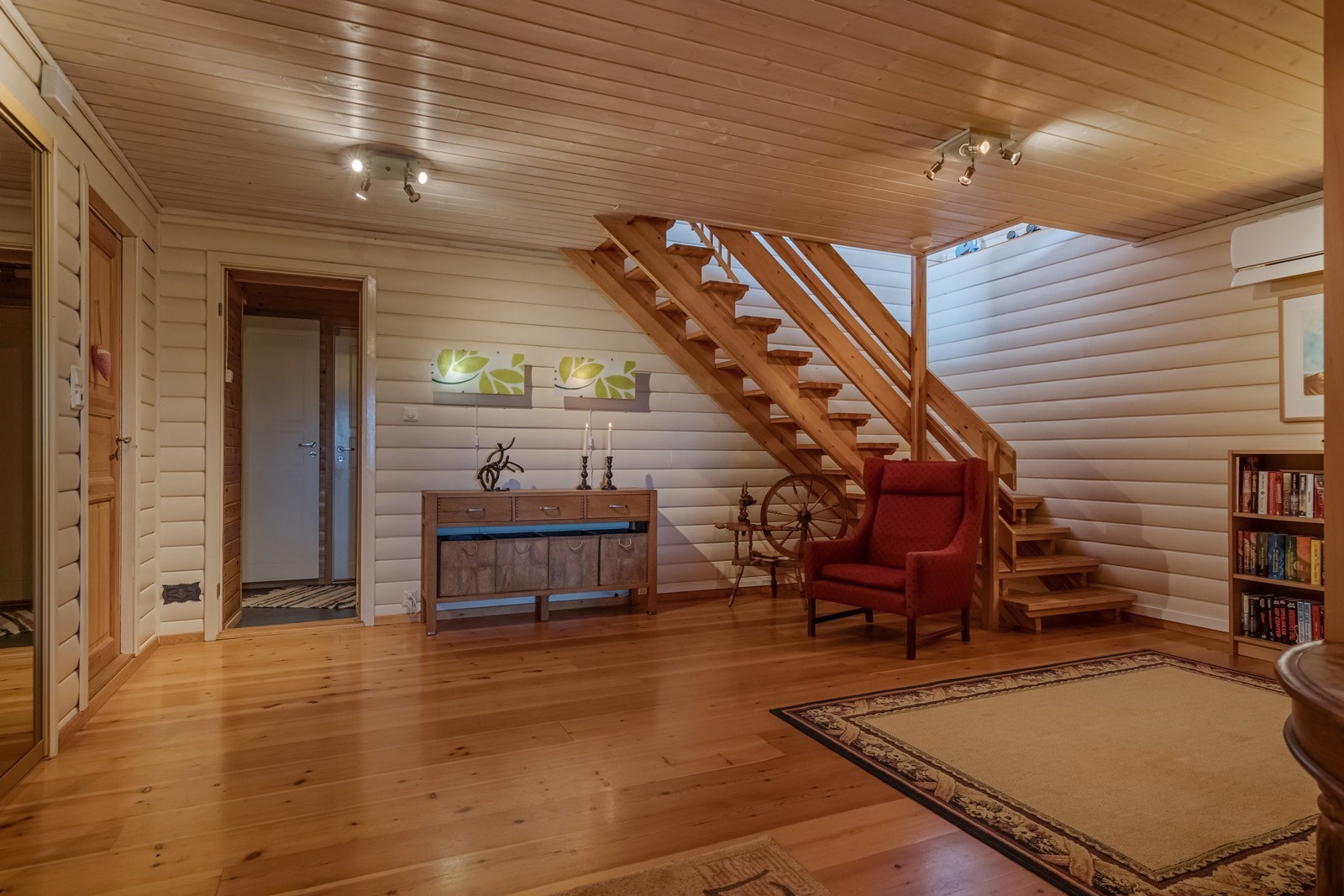 Dobbel glassdør inn til romslig hall med lakket furutrapp opp til hoveddelen. Inn til bodavdeling. Galleribilde