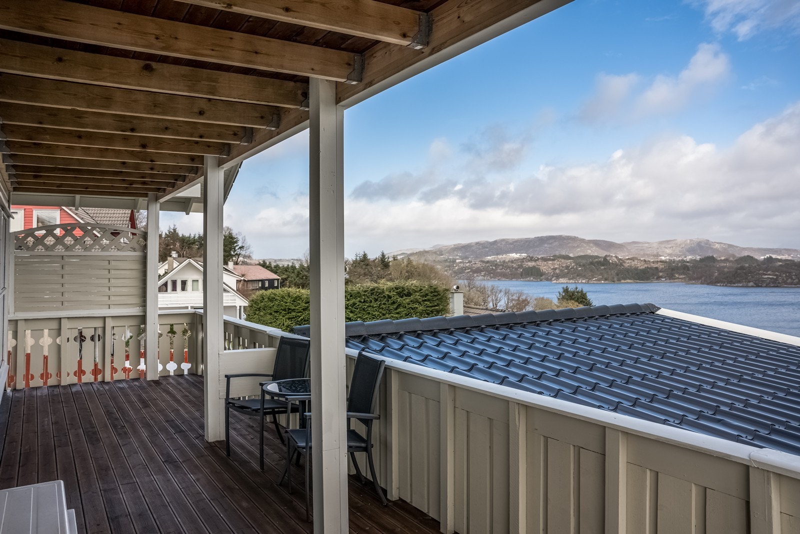 Overbygget terrasse mot fjordutsikten. Galleribilde