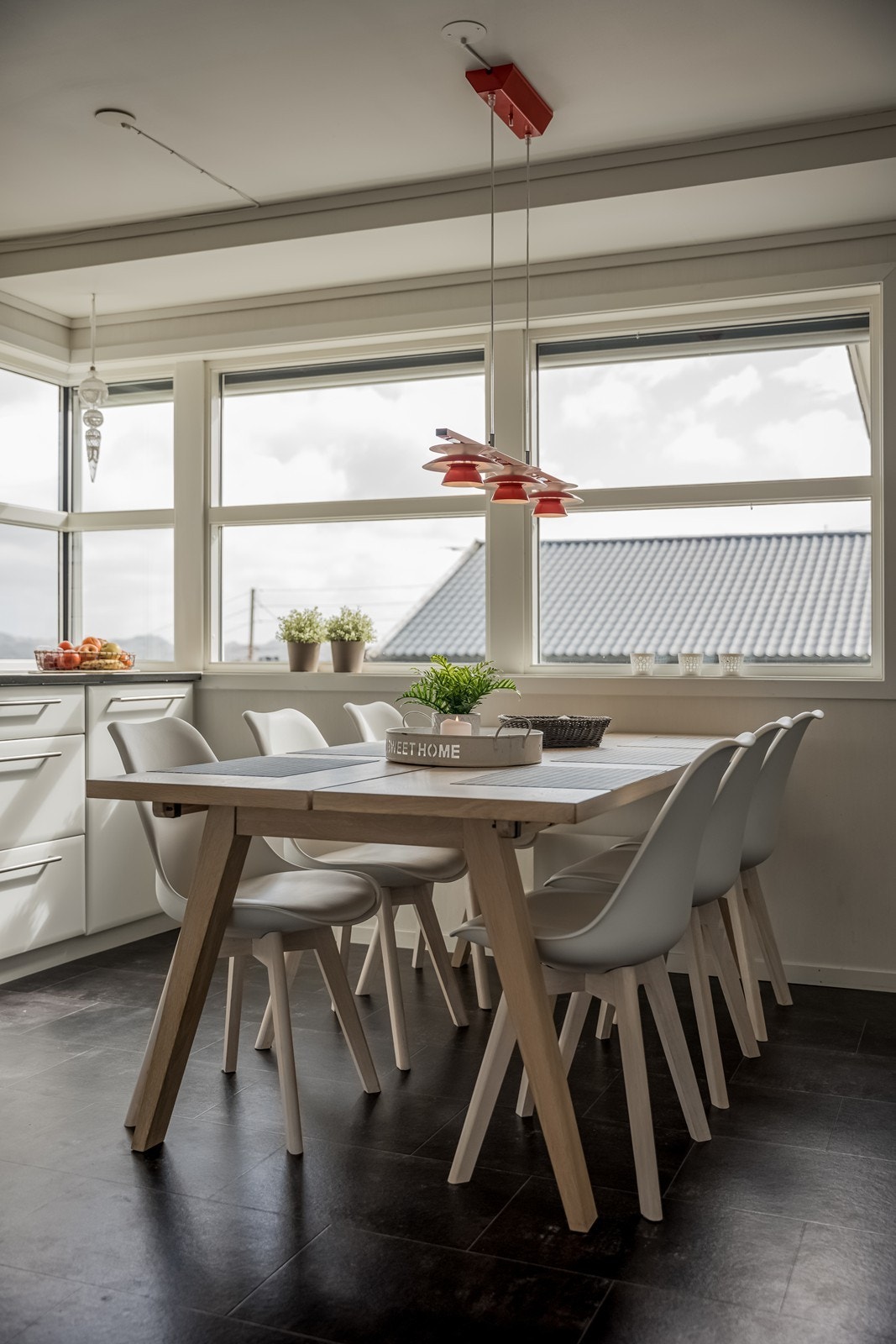 God spiseplass med flott utsikt på fjorden samt inn til egen terrasse. Galleribilde