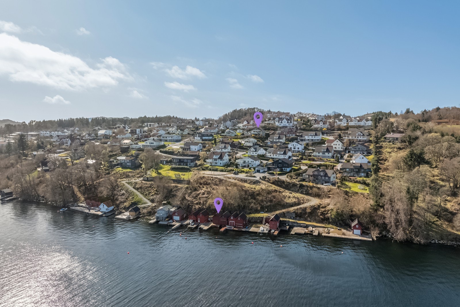 Naust bygget i 2010. Bøteloft som er innredet med hvitglasert panel på vegger, furugulv, to rom i bakkant hvor det ene rommet er lager og det andre et stellerom. Underetasjen har panel på veggene, tregulv i flukt med brygga på utsiden. Galleribilde