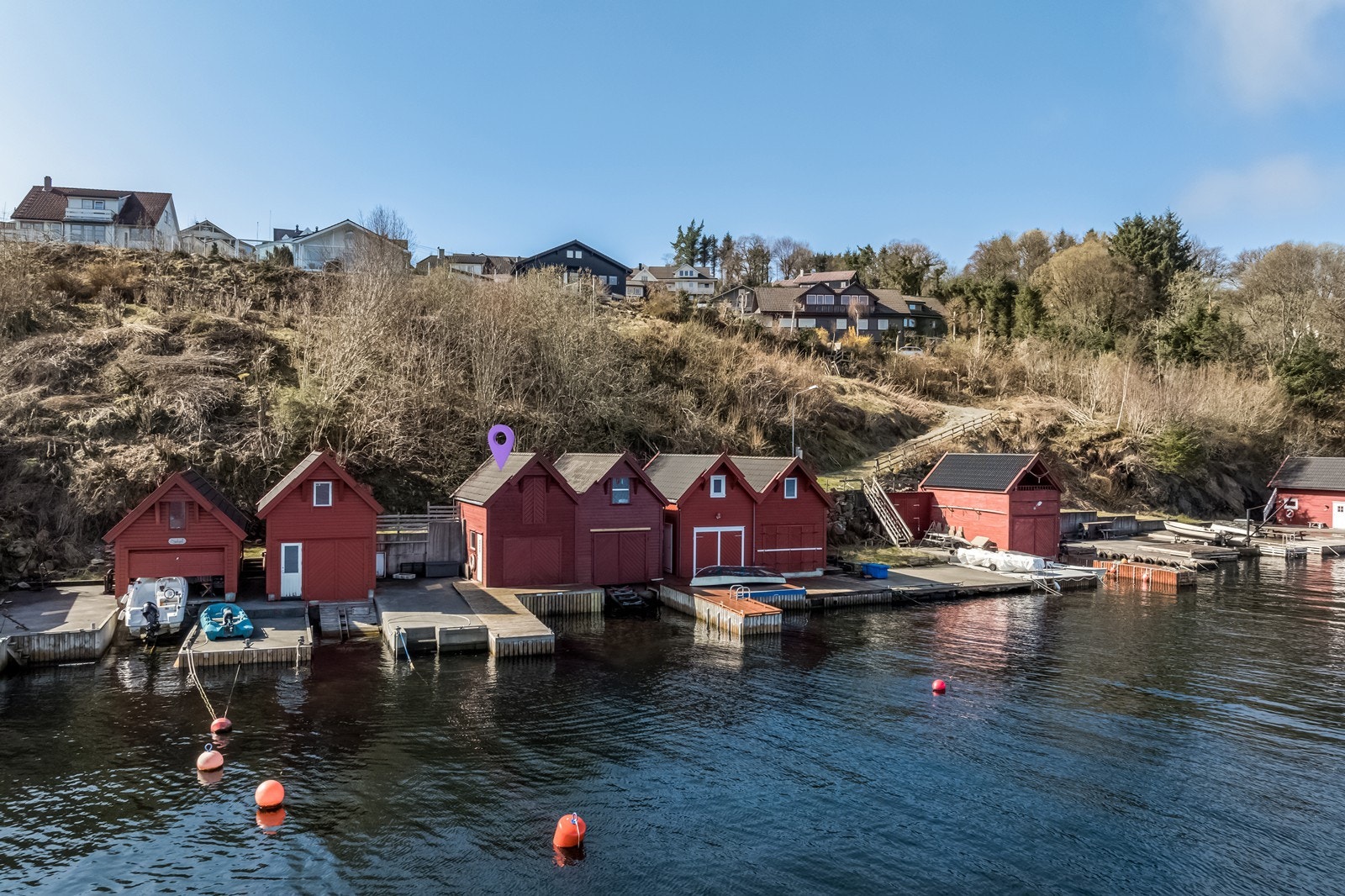 Naust m/ inngang fra baksiden til bøteloft som er innredet med to rom i hvor det ene rommet er lager og det andre et stellerom.
Underetasjen har tregulv i flukt med brygga foran naustet. Delvis felles trebrygge med naboen som strekker seg utover sjøen. Galleribilde