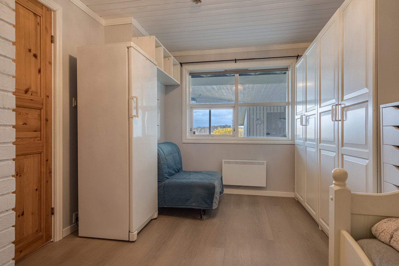 Mellomgang inn til bodavdeling med laminatgulv og skap. Galleribilde