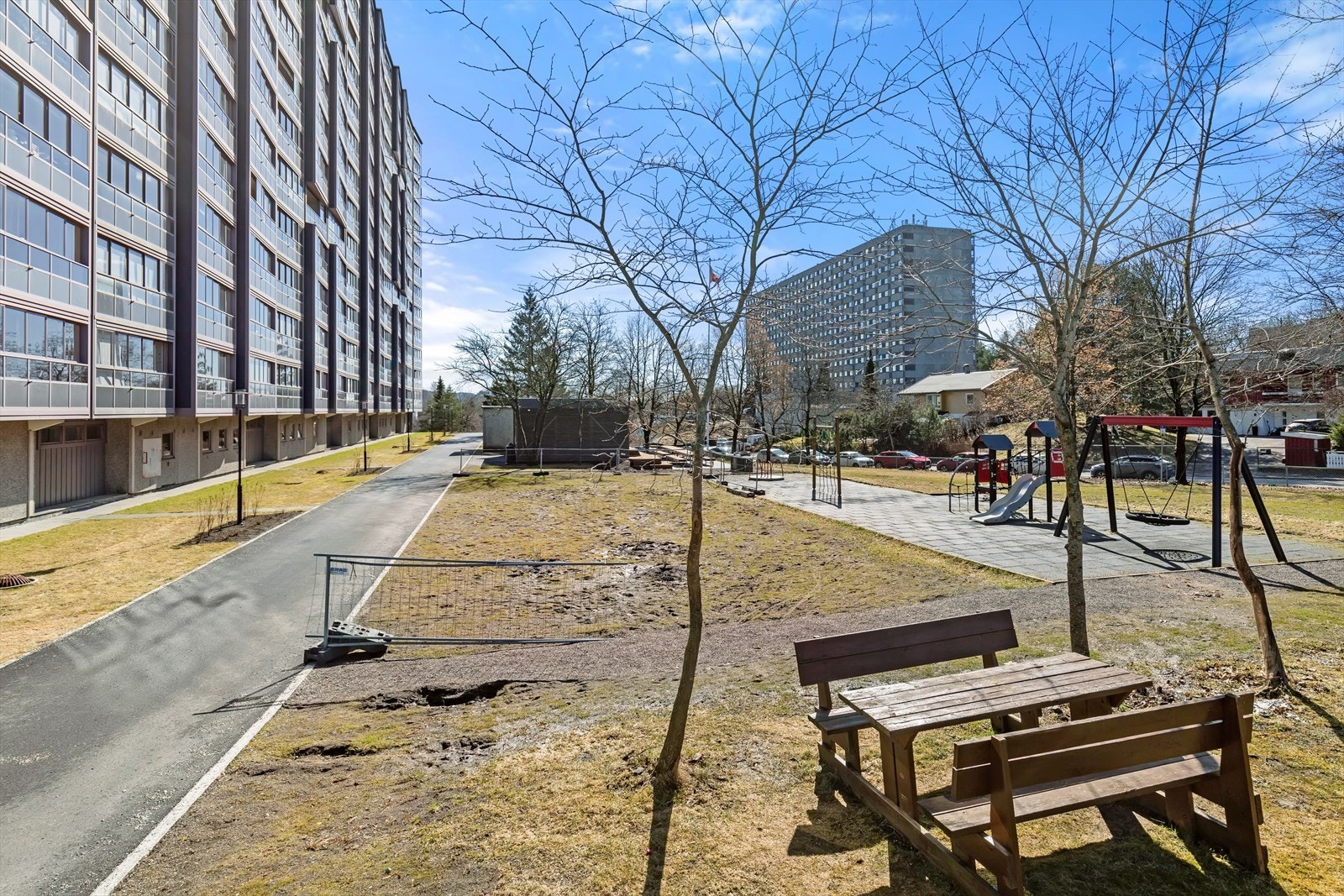 Gressplen, beplanting, lekeområder og benker, parkeringsarealer m.m. Galleribilde