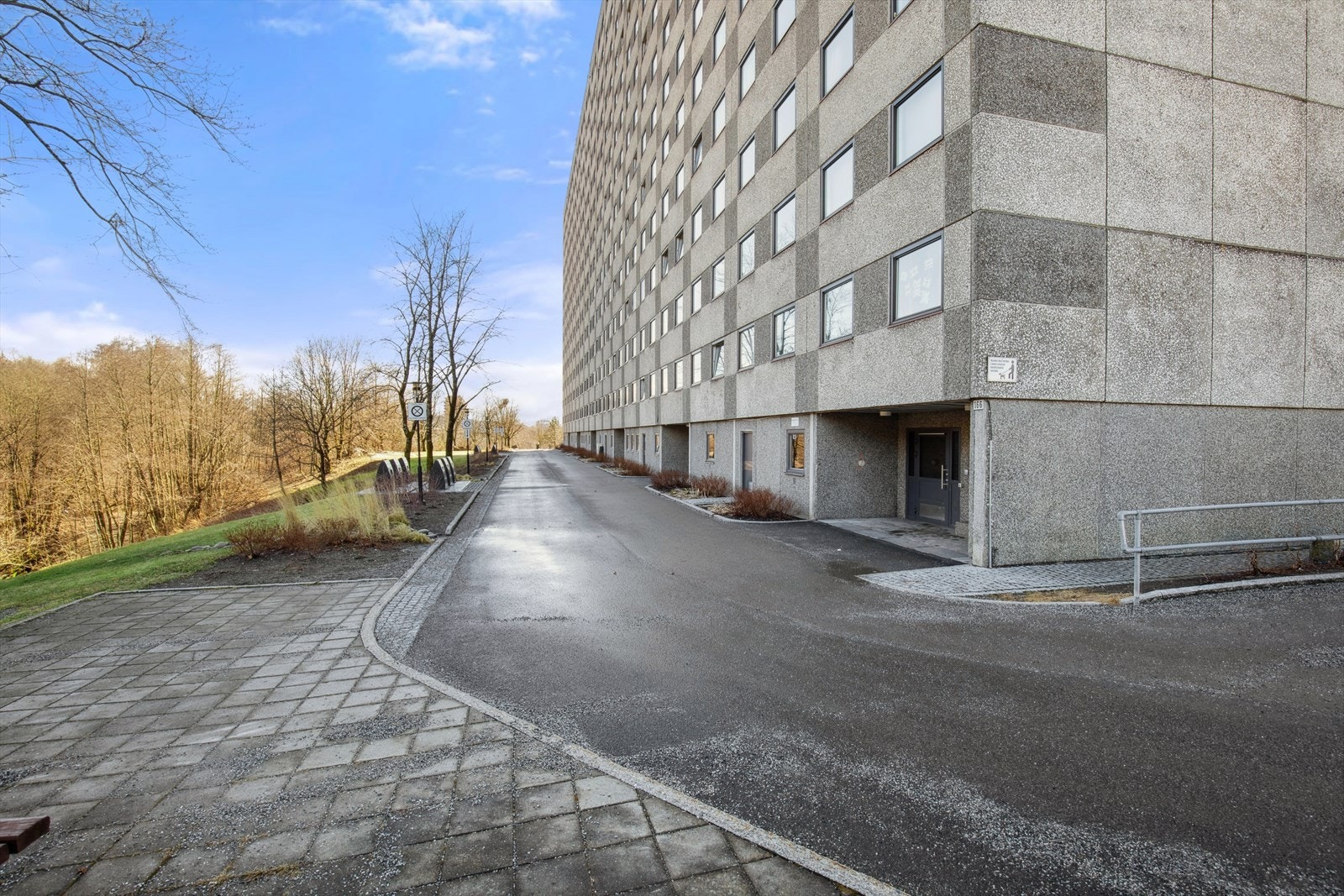 Det er grøntområder rundt og mellom bebyggelsen på eiendommen, samt egne områder for avfallsstasjoner. Galleribilde