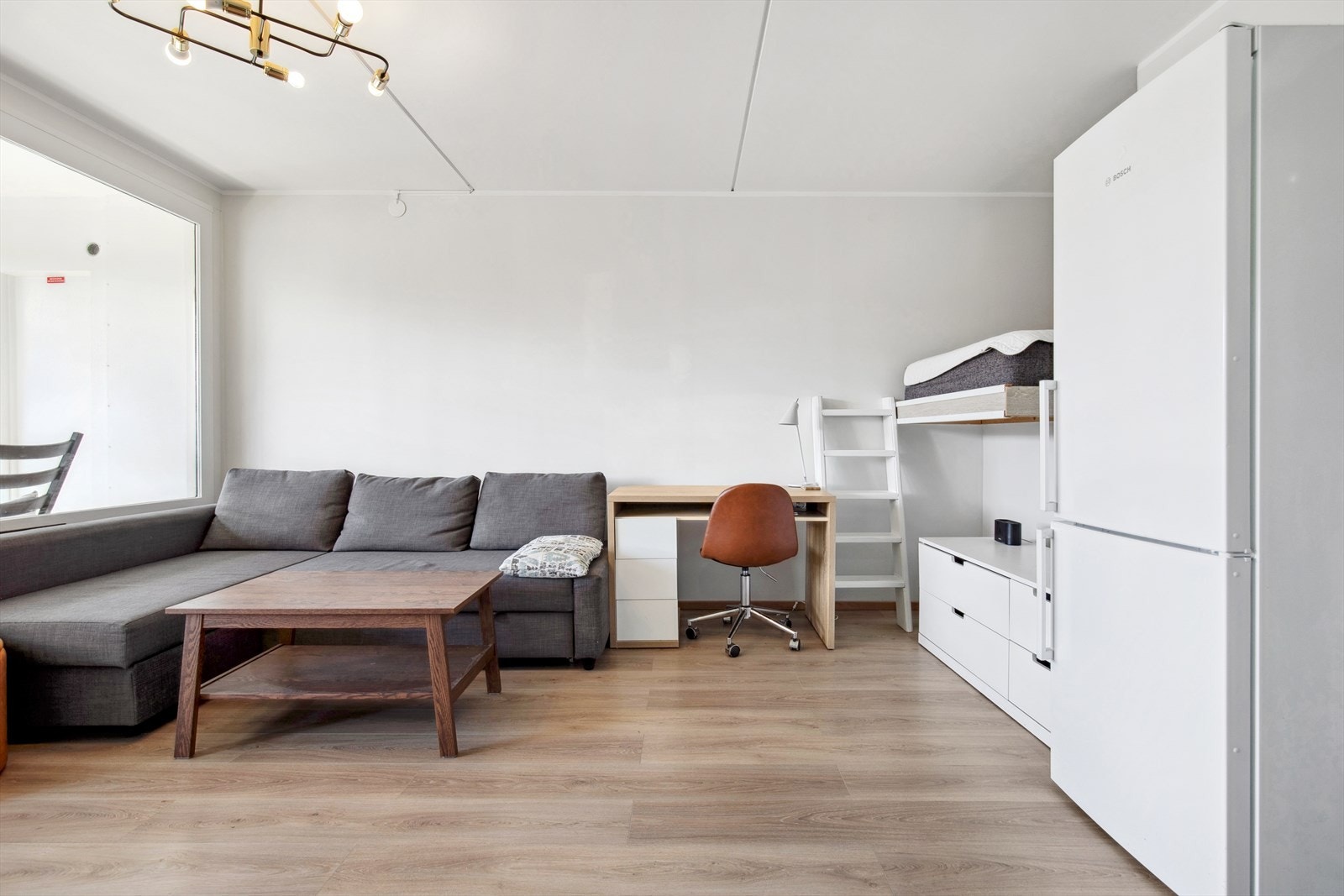 Praktisk åpen stue-/kjøkkenløsning med god plass til sittegruppe, kontorplass og mediemøbel. Galleribilde