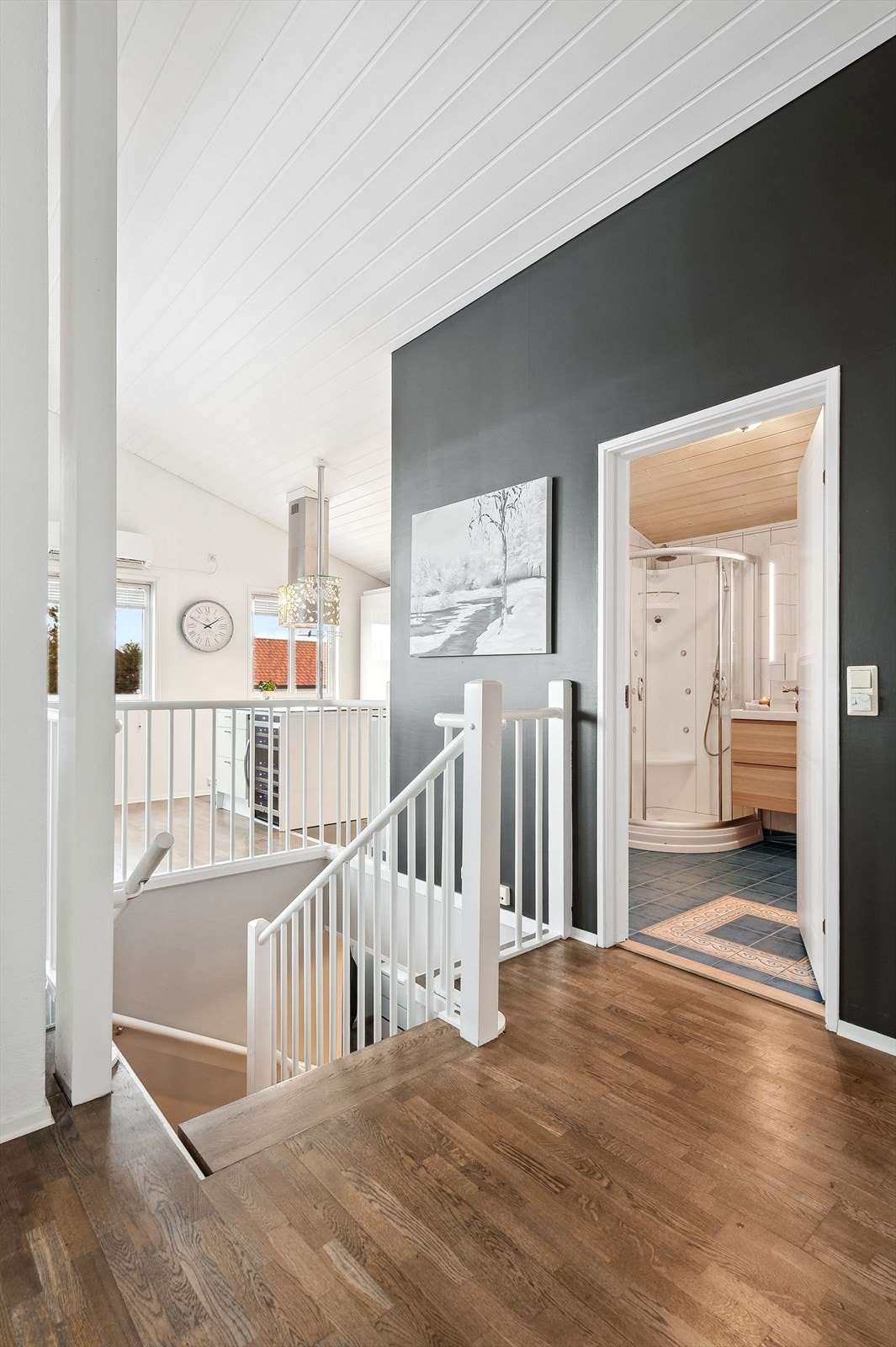 Videre inn kommer man inn i gangen hvor det er mørkt gulv og mørkmalte vegger. Her er det adkomst til alle rom i hovedetasjen og trapp ned til underetasjen. Galleribilde