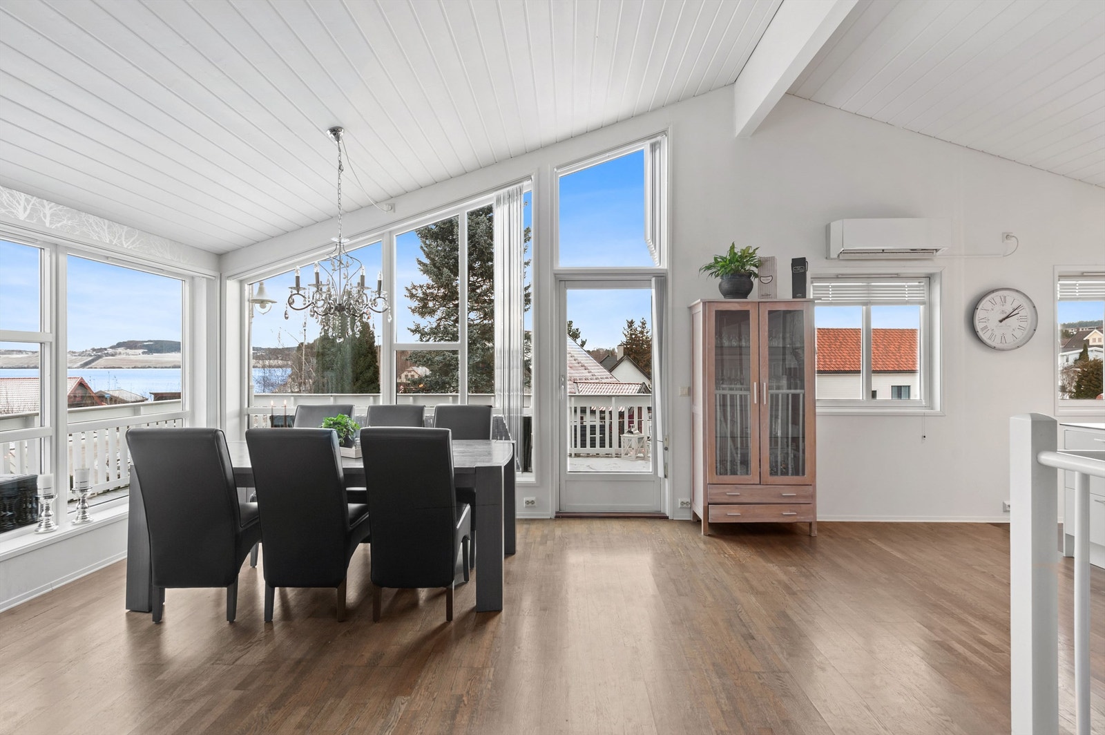 Stuen har laminat på gulvet og lyse plater med mønster på veggene. Galleribilde