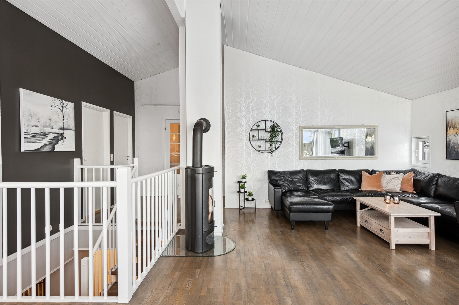 Trapp ned til underetasjen fra stuen/gangen. Galleribilde