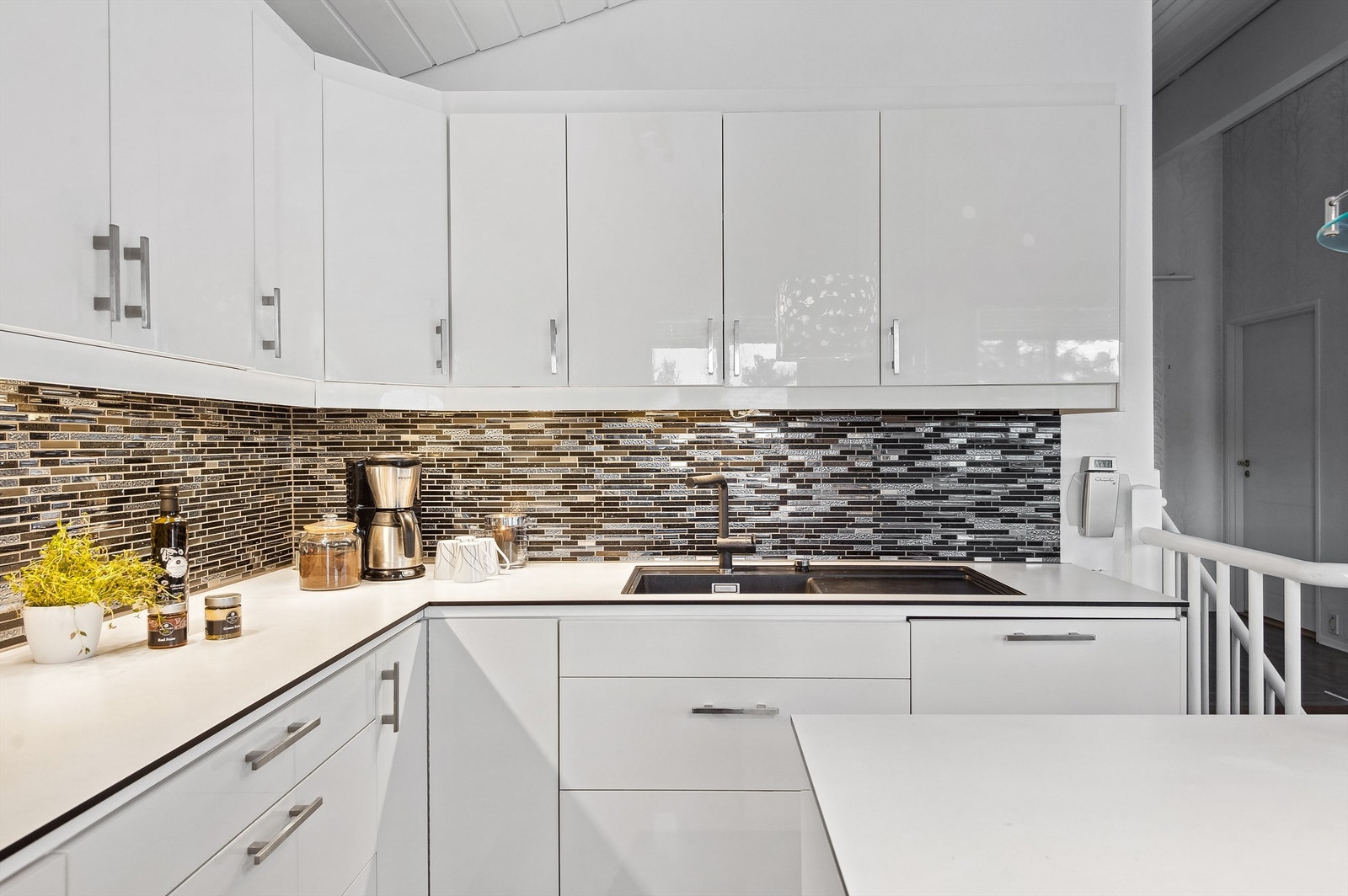 Det er integrerte hvitevarer som stekeovn, oppvaskmaskin og kjøl/fryseskap etablert. Galleribilde