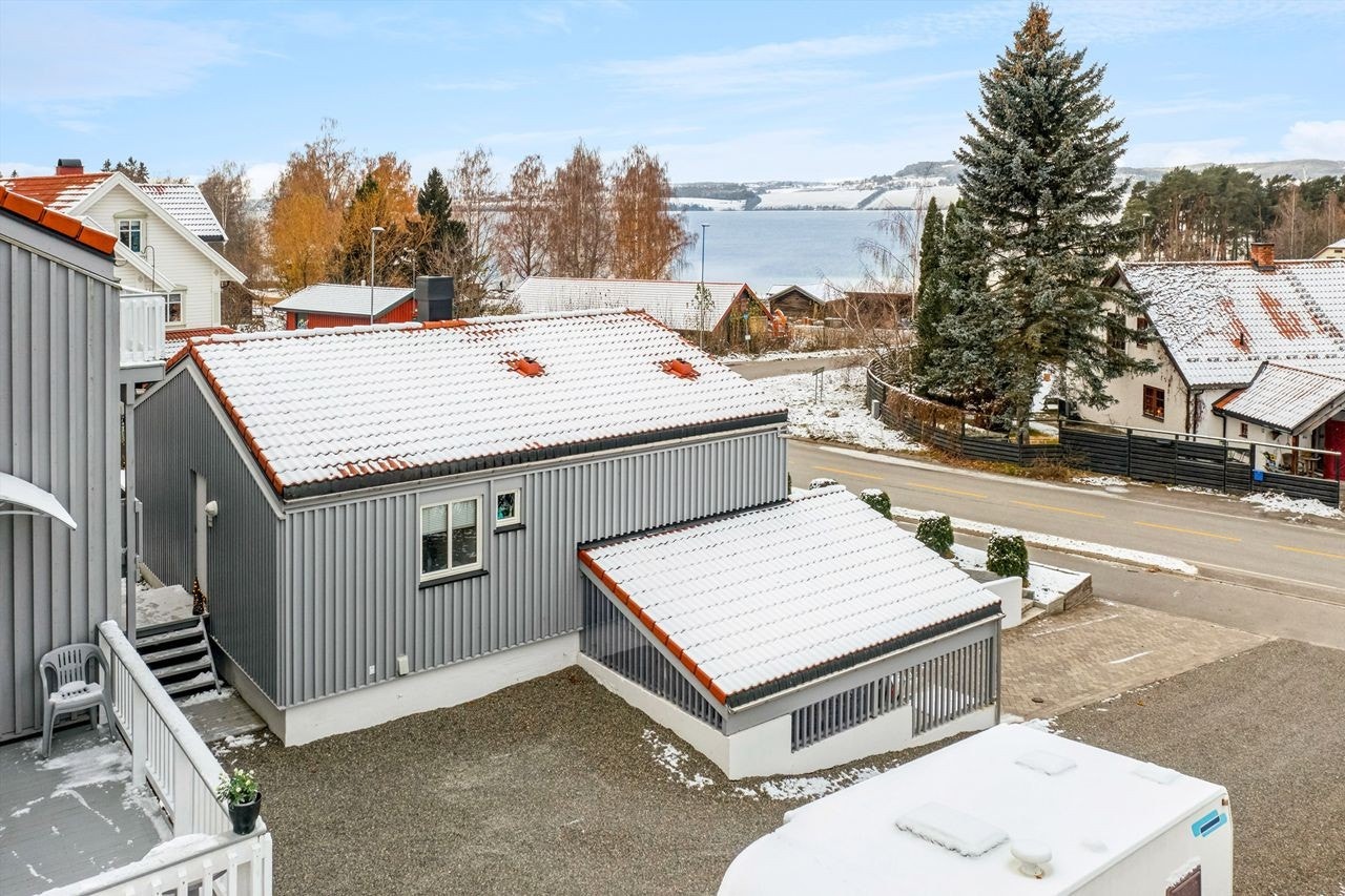 Grus på flatene rundt boligen mot tomannsboligen. Galleribilde