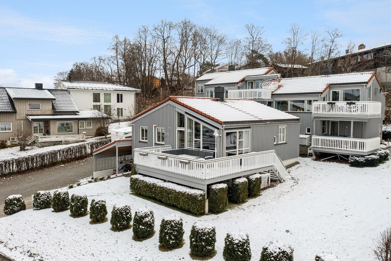 Hagen er opparbeidet med plen og beplanting. Terrassen har adkomst fra stue og terreng. Galleribilde