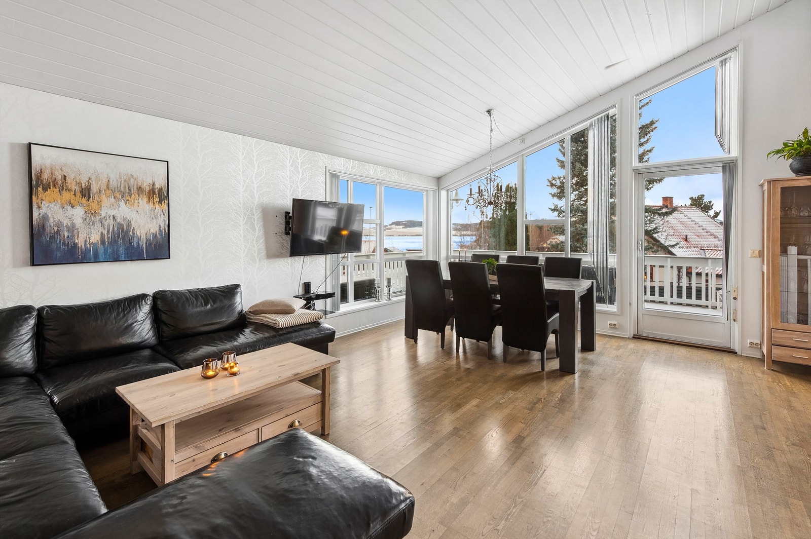 Stuen er romslig med god plass til sofagruppe, spisestue og annet stuemøblement. Galleribilde