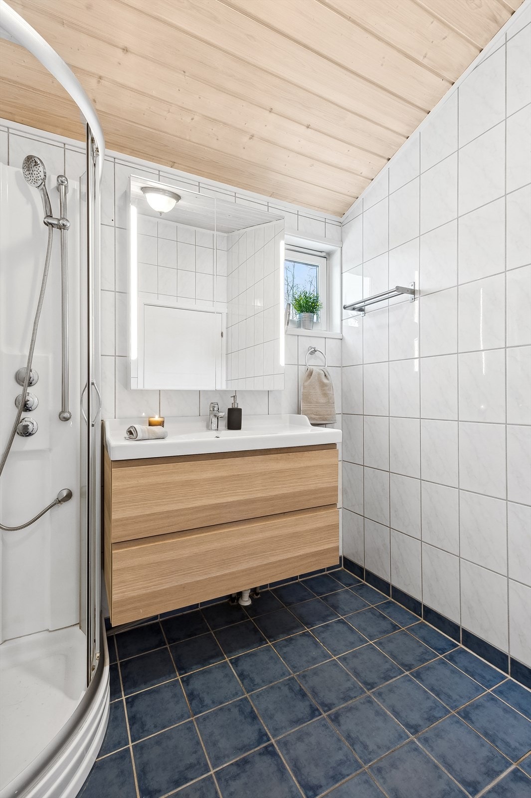 Det er elektriske gulvvarme som varmekilde på badet. Rommet har avtrekk via sentralt mekanisk avtrekkssystem, og tilluft via spalte over/under dørblad. Galleribilde