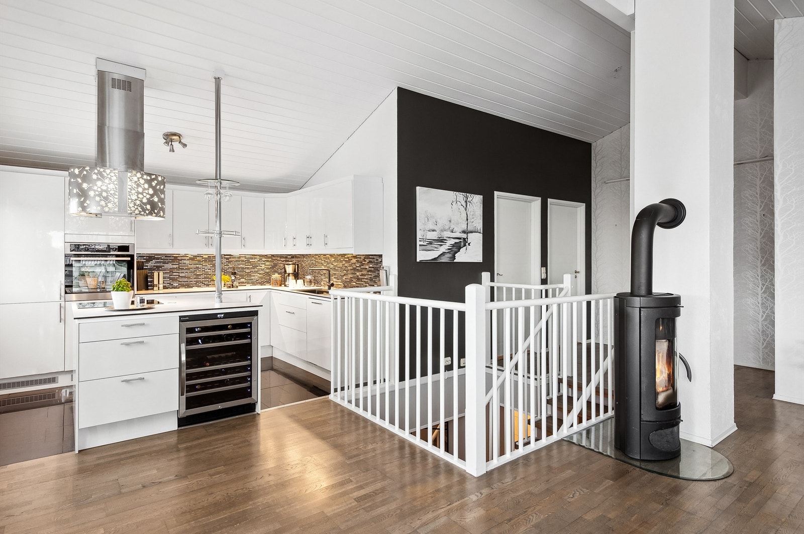 Kjøkkenet og stuen har hvitmalt panel i himling. Galleribilde