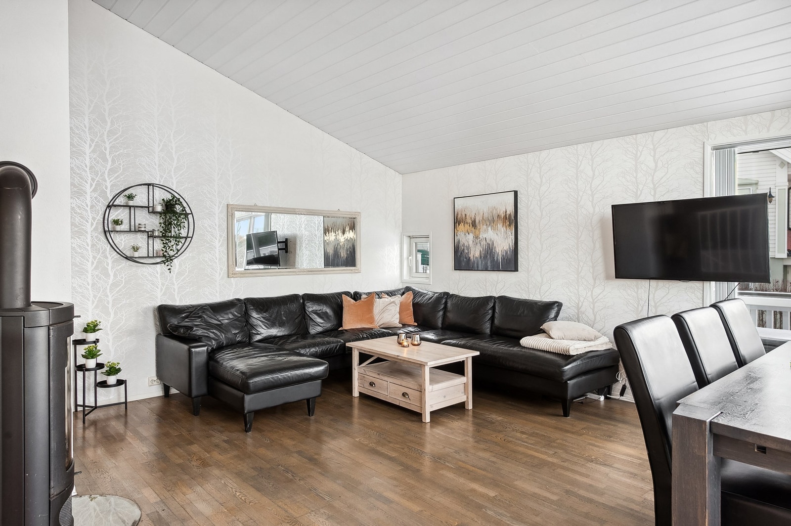 Det er etablert vedovn på glassplate og varmepumpe på vegg, disse gir begge godt med varme rundt i hovedetasjen. Galleribilde