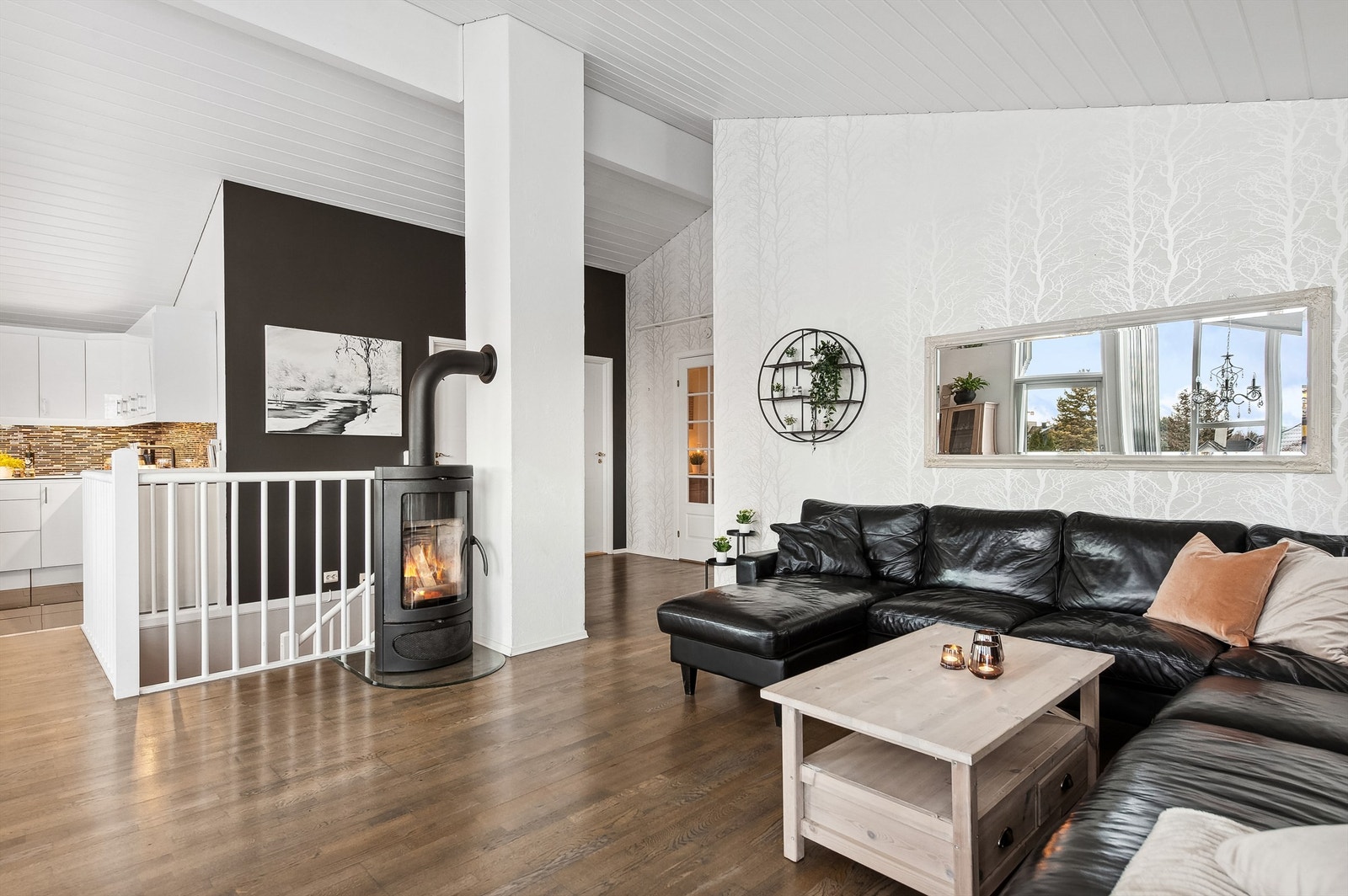 Det er åpen løsning fra stuen og inn til kjøkkenet. Galleribilde