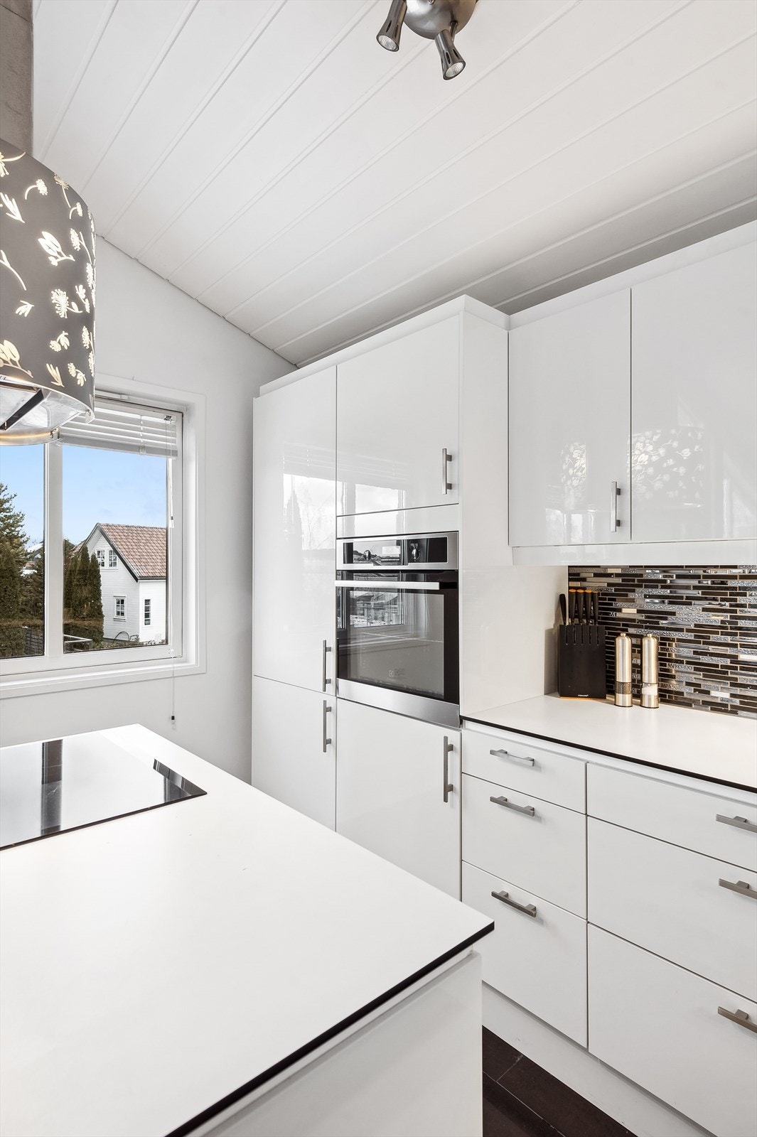 Ventilator montert over platetopp med utluft. Galleribilde