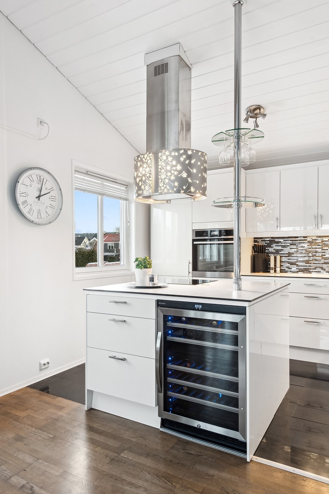 Kjøkkeninnredning av typen Epoq, med laminerte skrog og kompaktlaminerte benkeplater. Galleribilde