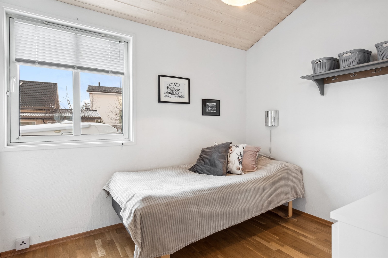 Det andre soverommet i hovedetasjen har hvitmalte vegger og parkett på gulvet. Galleribilde