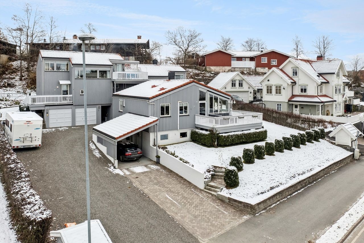 Innkjøring med belegningsstein og støttemur mor fortauet. Galleribilde