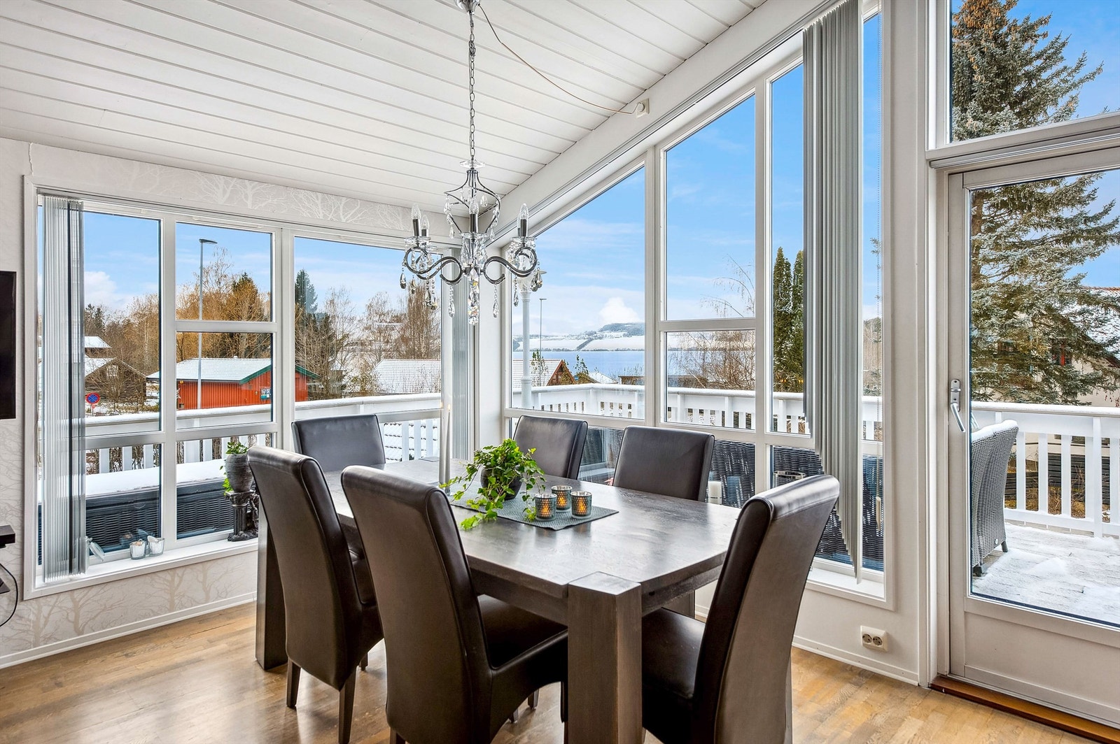 Terrassedøren gir deg også adkomst ut til terrassen hvor man kan nyte varme sommerdager, og kjølige dager i påskesolen med den flotte utsikten! Galleribilde