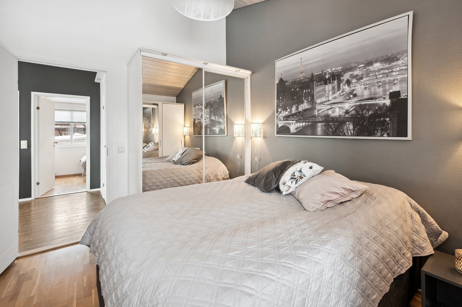 Rommet er romslig med plass til seng og annet soveromsmøblement. Galleribilde