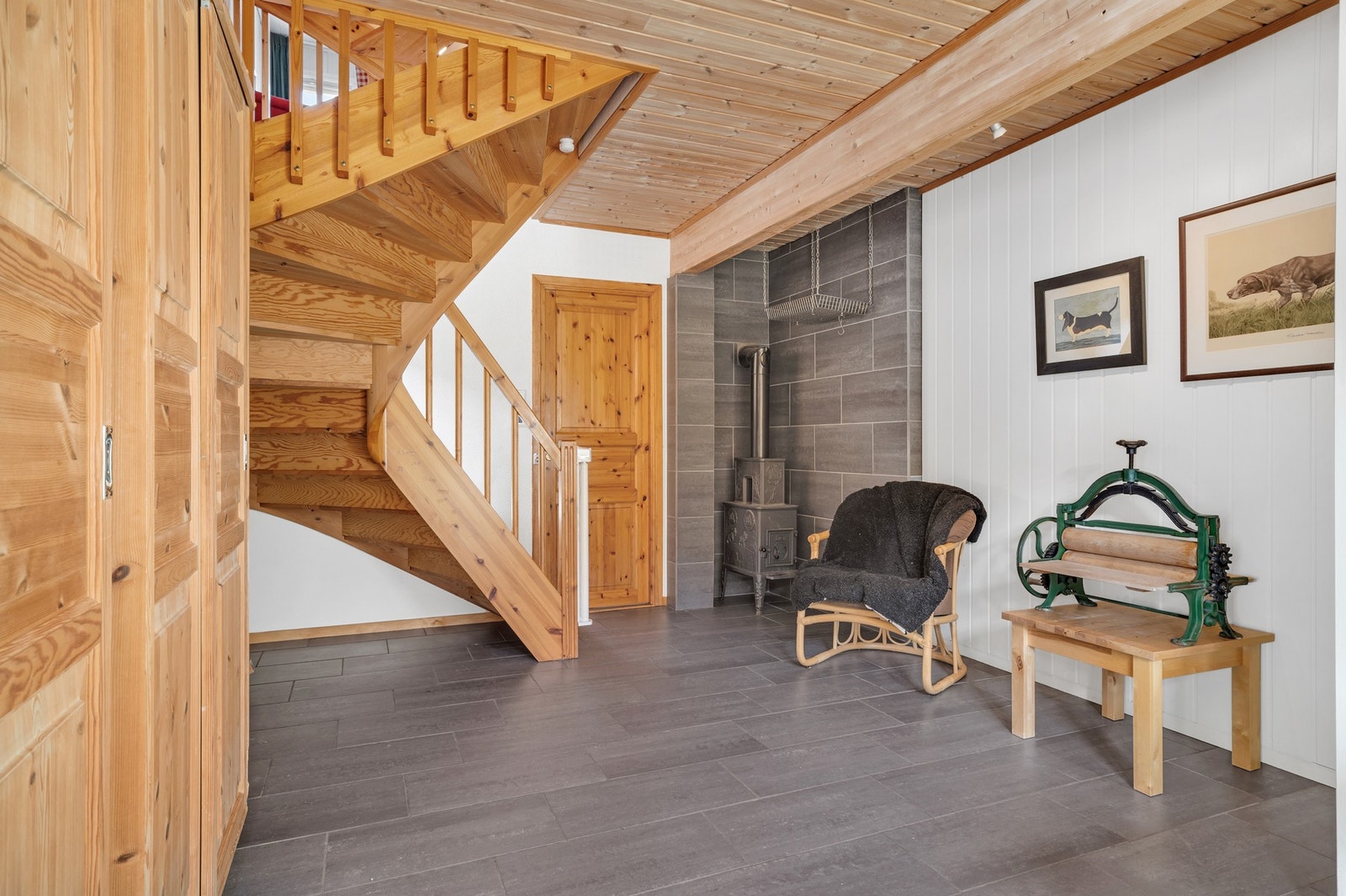 Meget romslig og flislagt gang på 19,2 kvm med varmekabler i gulv. Galleribilde