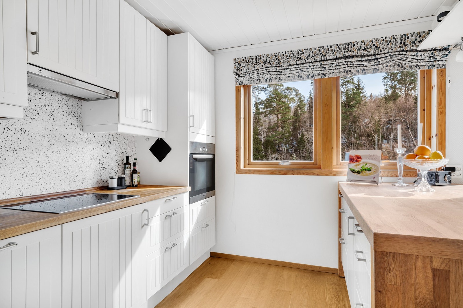 Kjøkkenet er på 10 kvm. Det er godt med skap- og benkeplass. Galleribilde