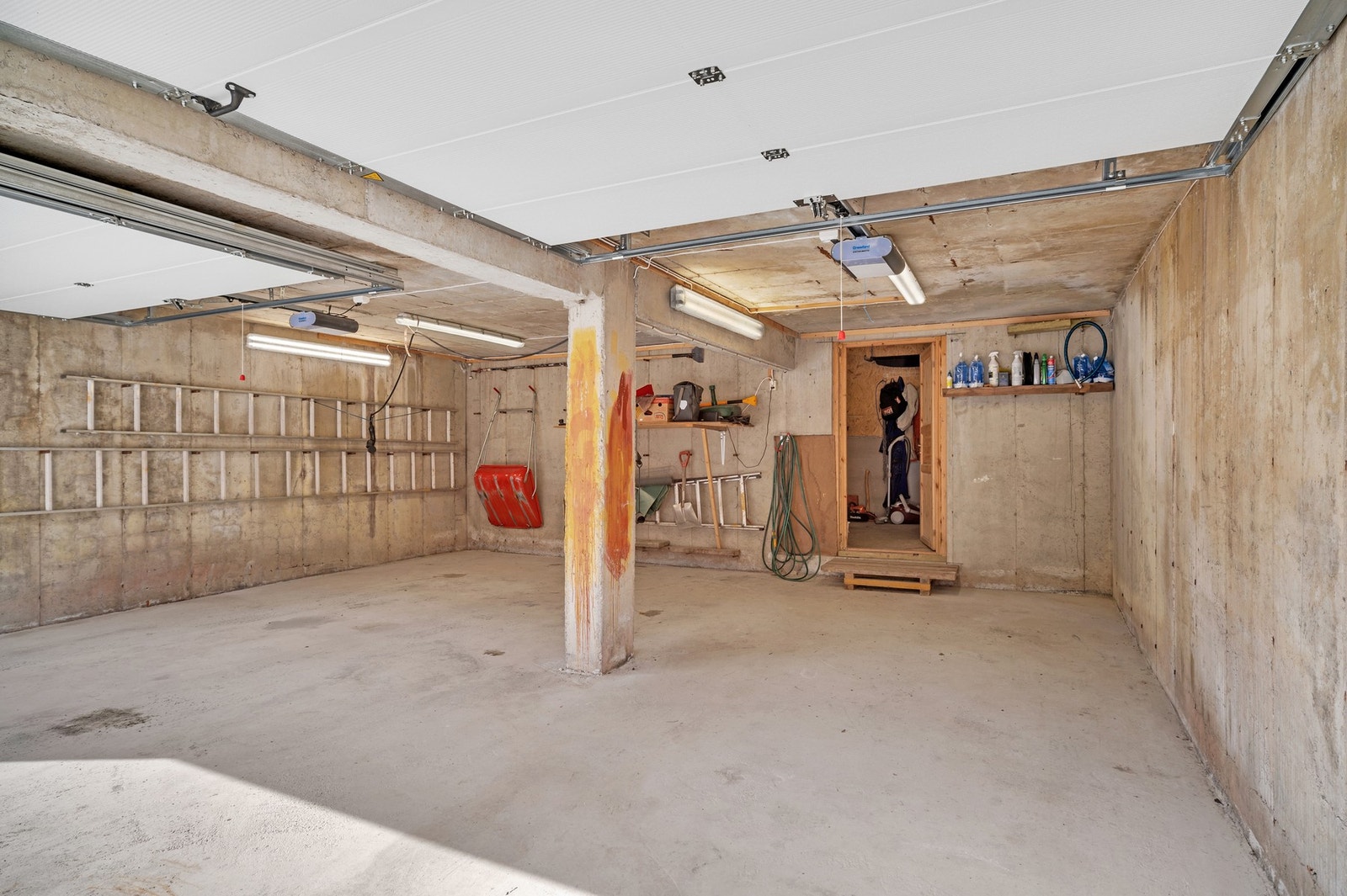 Dobbeltgarasje med plass til 2 biler. Installert el-billader. Stor bod for oppbevaring bak garasjen (ikke søkt og godkjent). Galleribilde