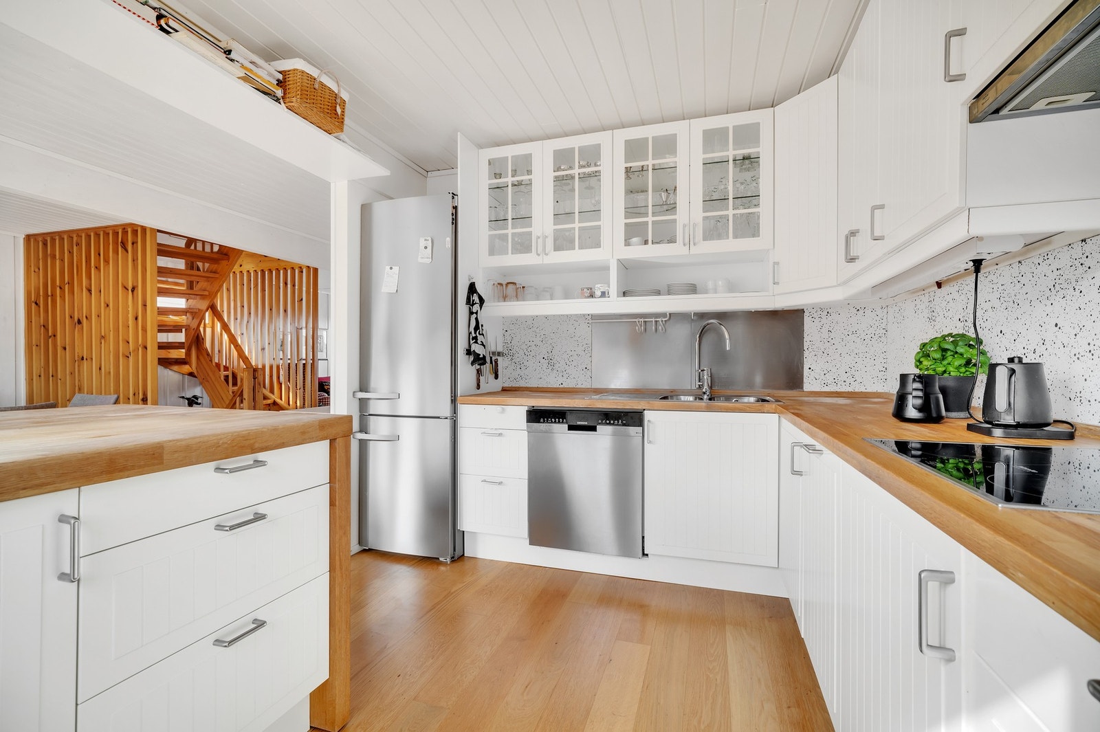 Kjøkkeninnredning med profilerte fronter og heltre
benkeplater. Integrert platetopp og stekeovn. Galleribilde