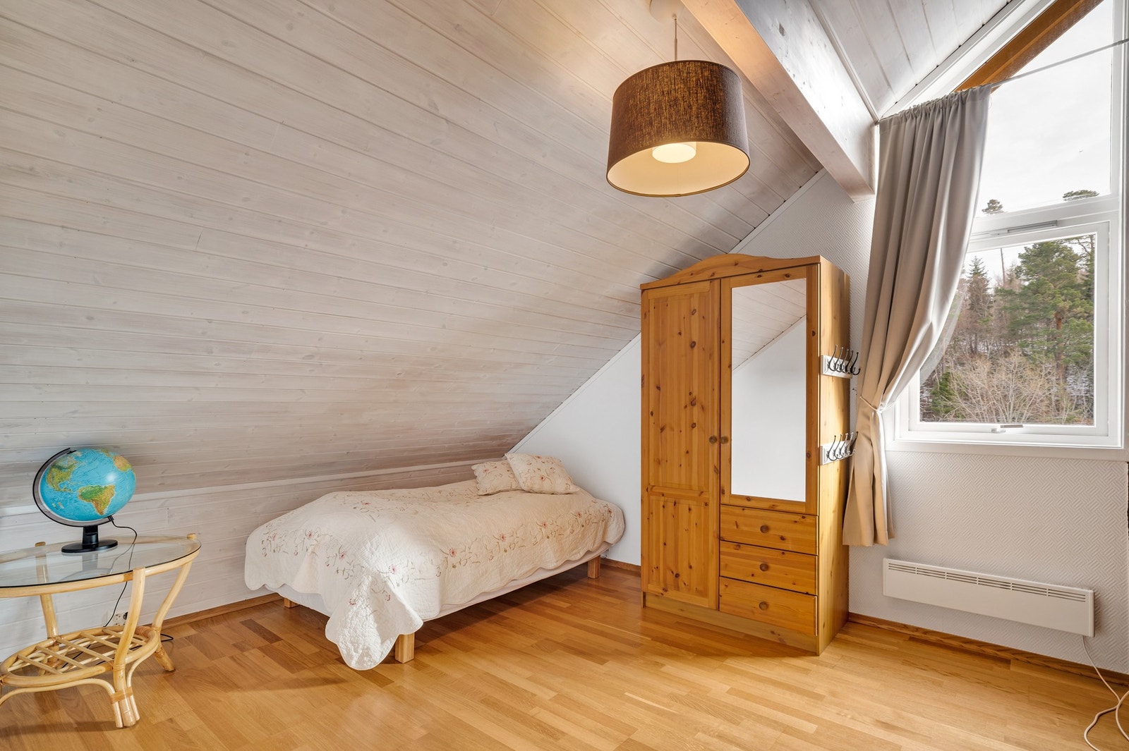 På soverommene er det parkett på gulv, og panel og malt tapet på vegger. Galleribilde