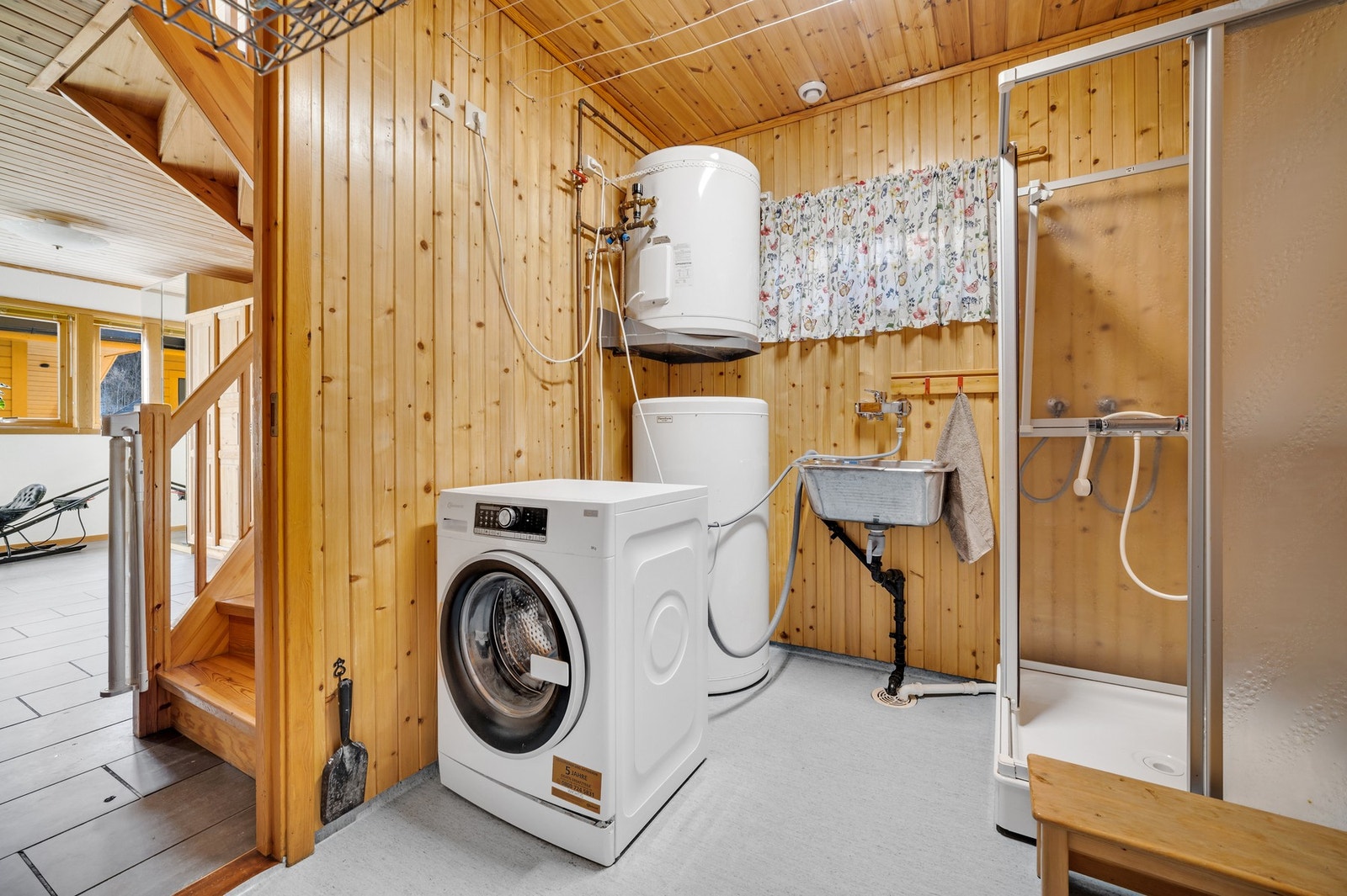 Praktisk bad/vaskerom på 5,9 kvm med varmekabler i gulv. Det er også bod på 3,1 kvm i tilknytning til rommet. Galleribilde