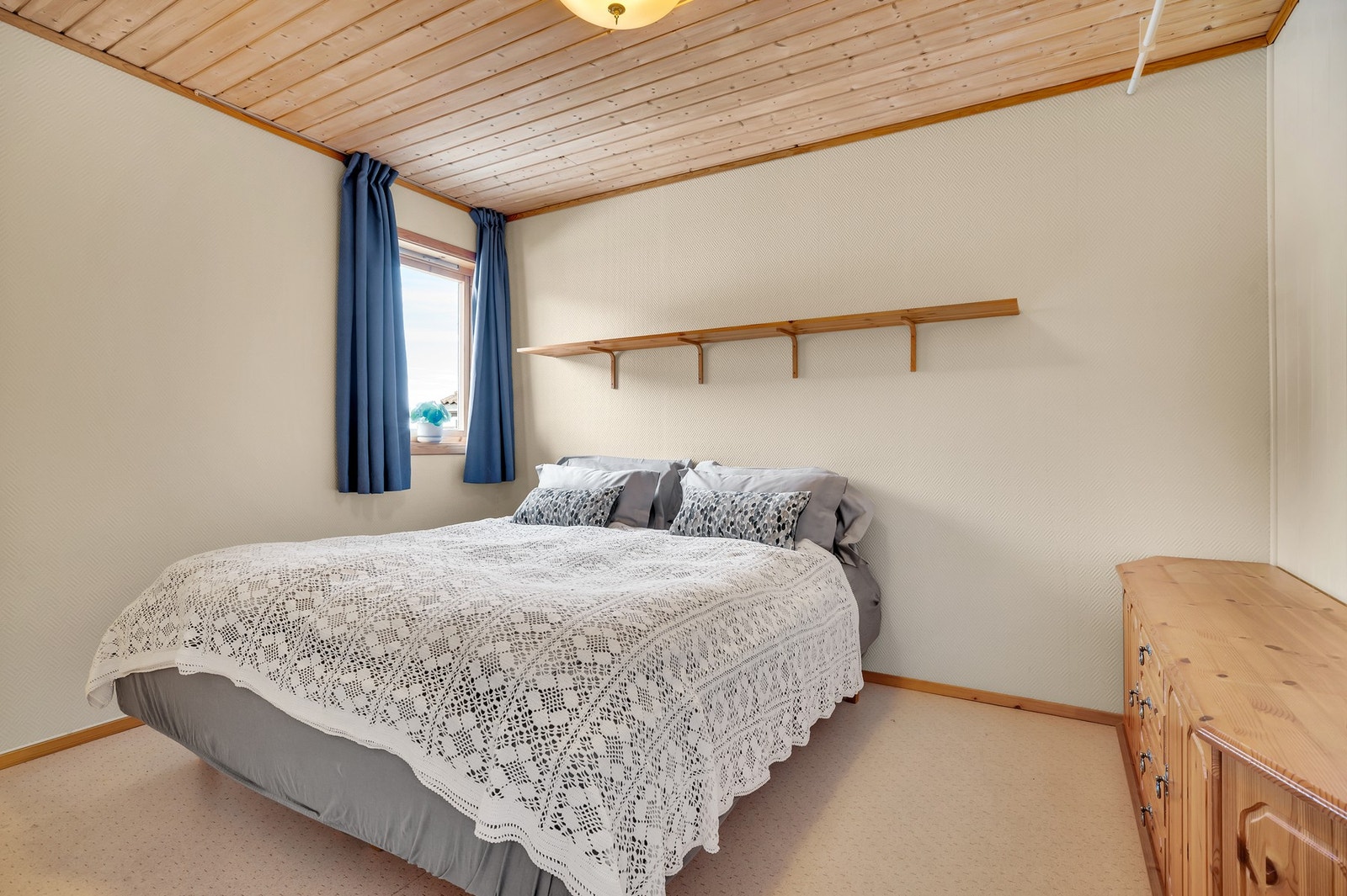 Romslig soverom på 9,8 kvm. Her er det god plass til dobbeltseng med tilhørende møblement. Galleribilde