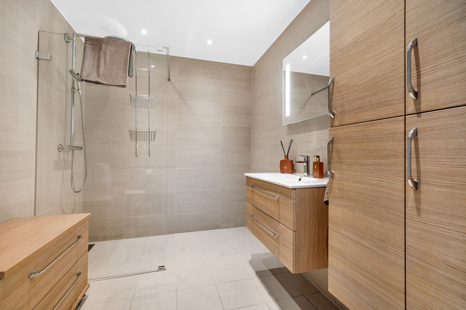 Lekkert bad på 5,9 kvm som ble totalrenovert av håndverkere i 2015. Badet har fått tilstandsgrad 1 av takstmann. Galleribilde