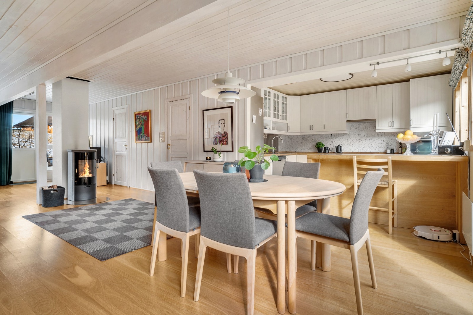 Spiseseksjonen finner sin naturlige plassering mellom stuen og kjøkkenet. Galleribilde