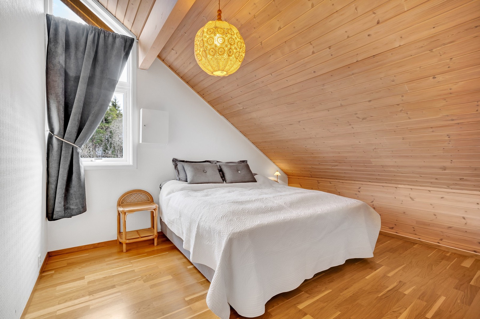 På loftet er det 2 soverom på henholdsvis 9,7 kvm og 9.2 kvm. Galleribilde