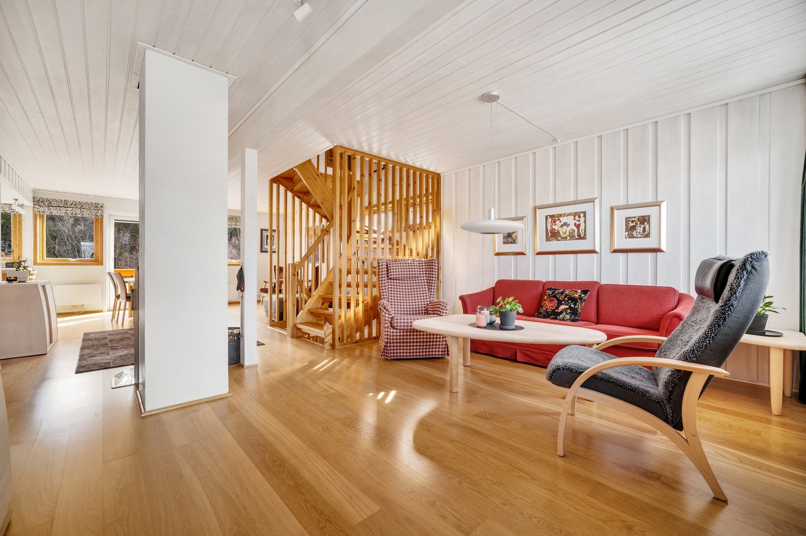 Boligen benytter seg av elektrisitet og vedfyring som oppvarmingskilder. Galleribilde