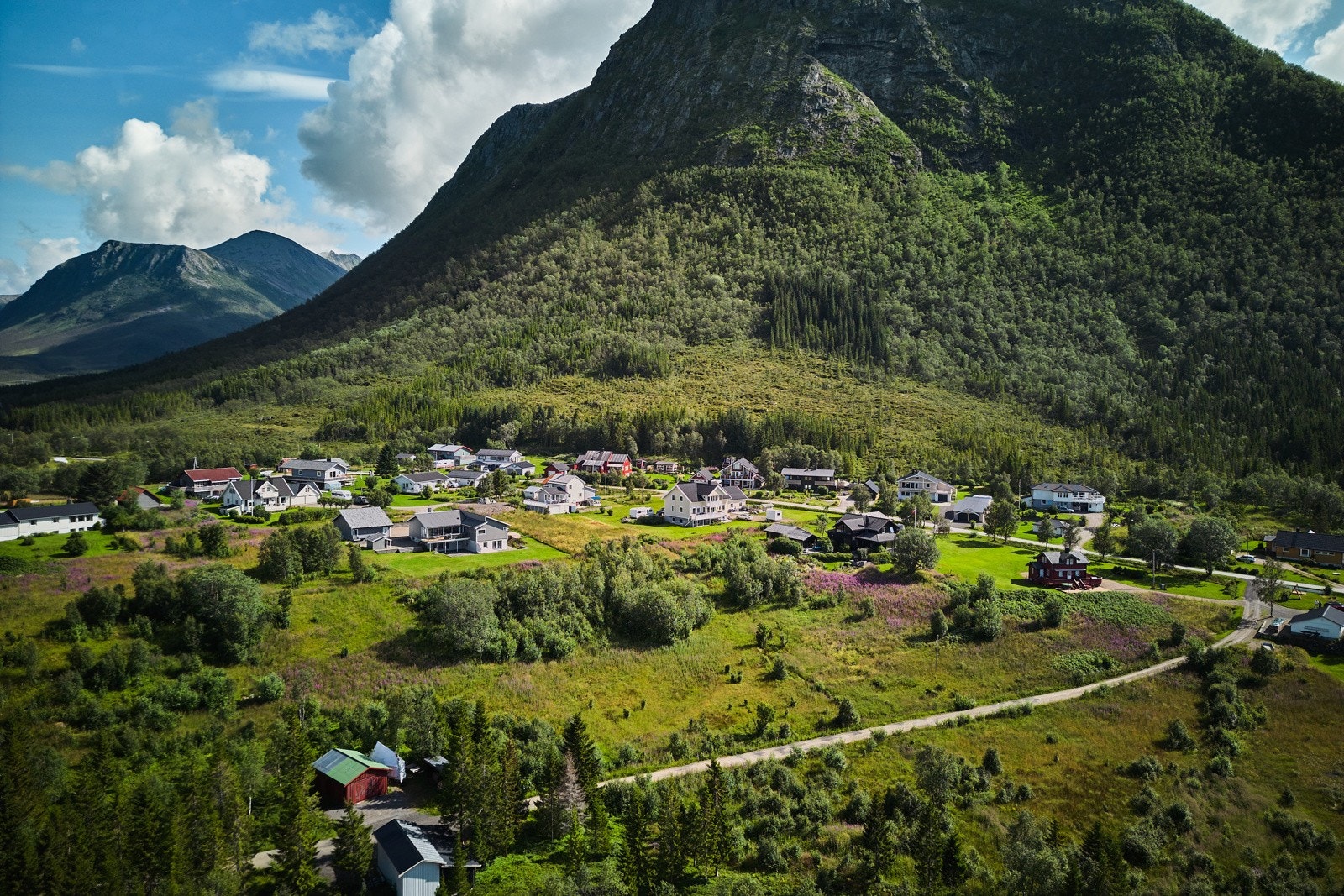 Tomten ligger fint til mot sør/vest med god og fri utsikt mot sjø og fjell, samt gode solforhold. Galleribilde