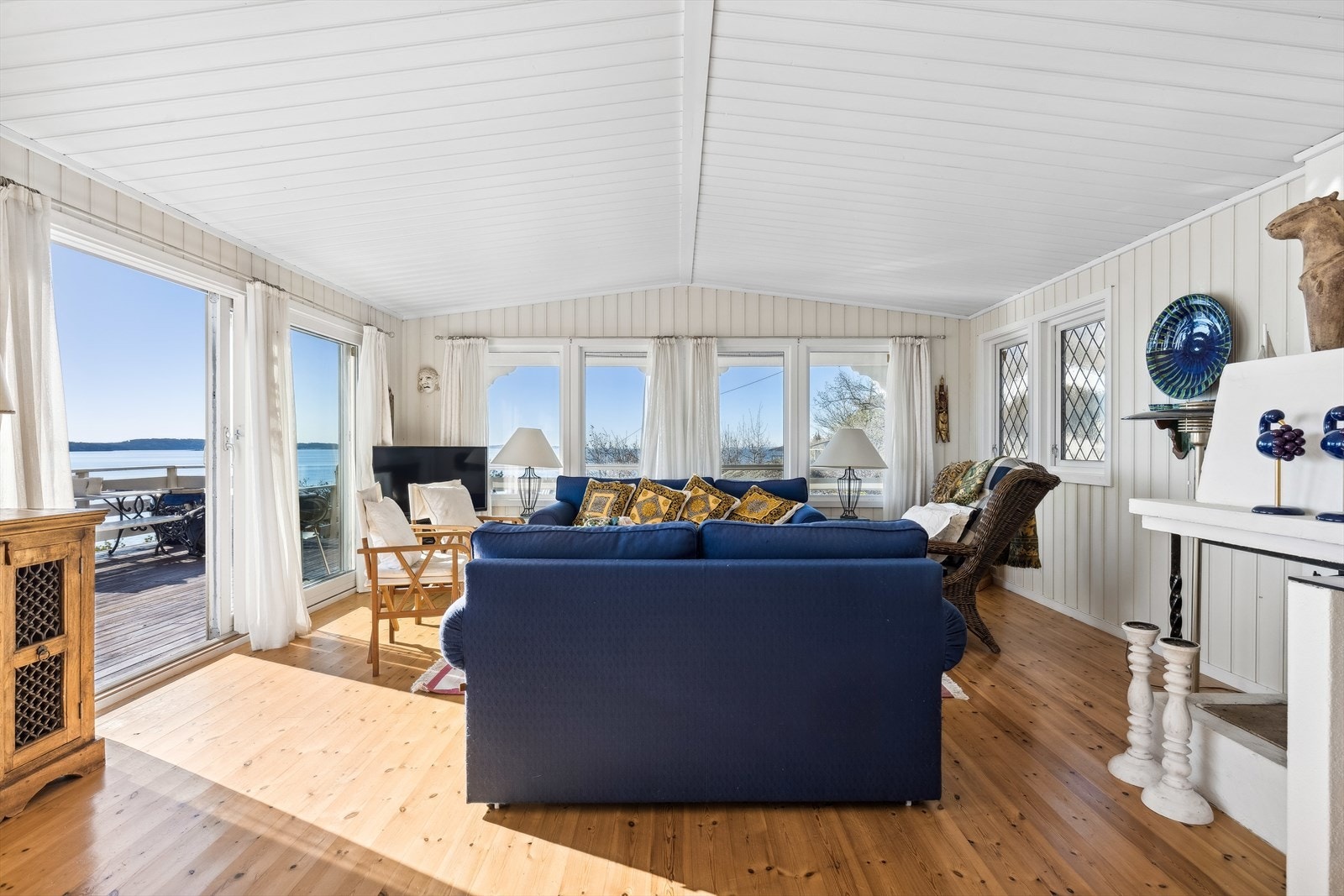 Stuen har godt lysinnslipp fra flere sider. Galleribilde